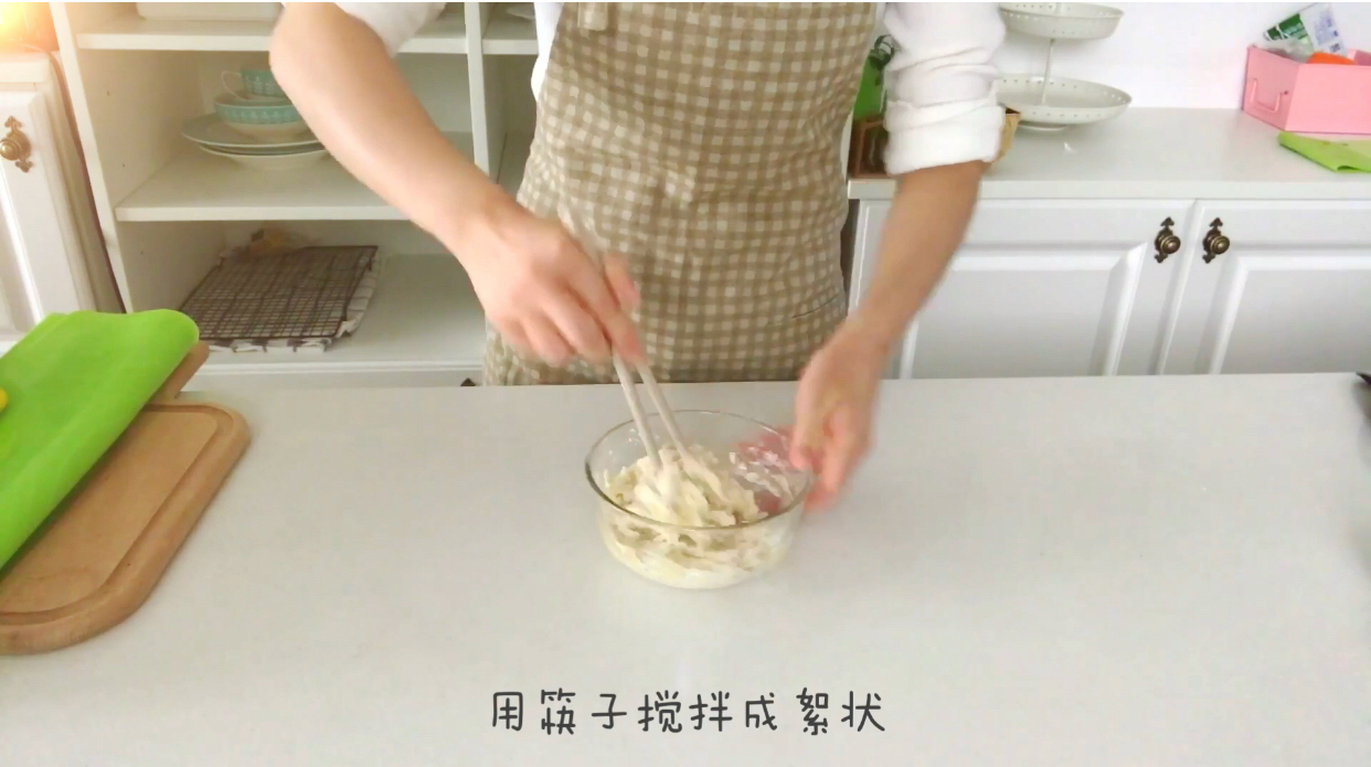 寶寶輔食︰簡化版豆沙扭扭酥-扭一扭，烤一烤，香香酥酥真好吃！12M+的做法 步骤4
