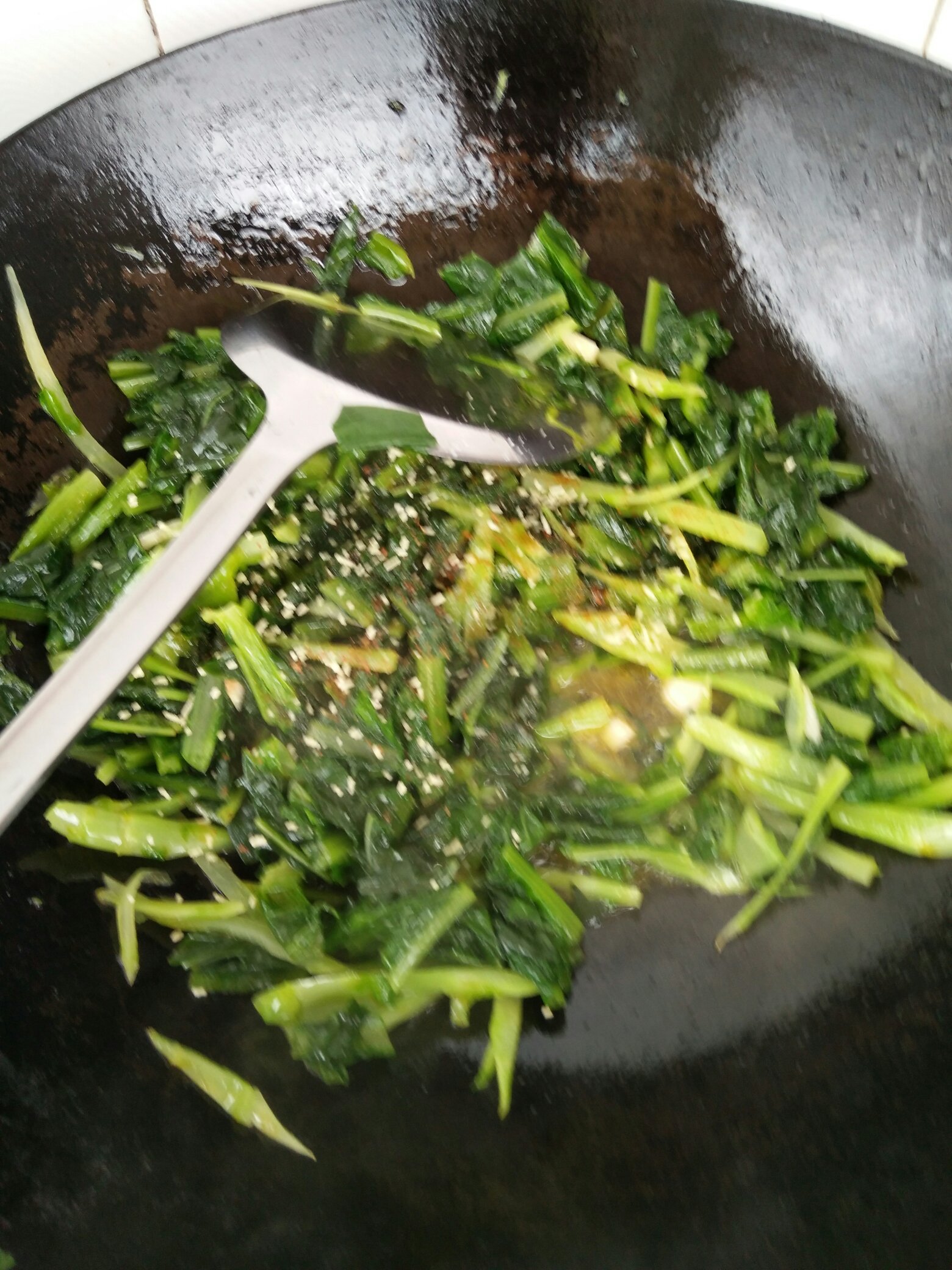 清炒萵筍葉的做法 步骤2