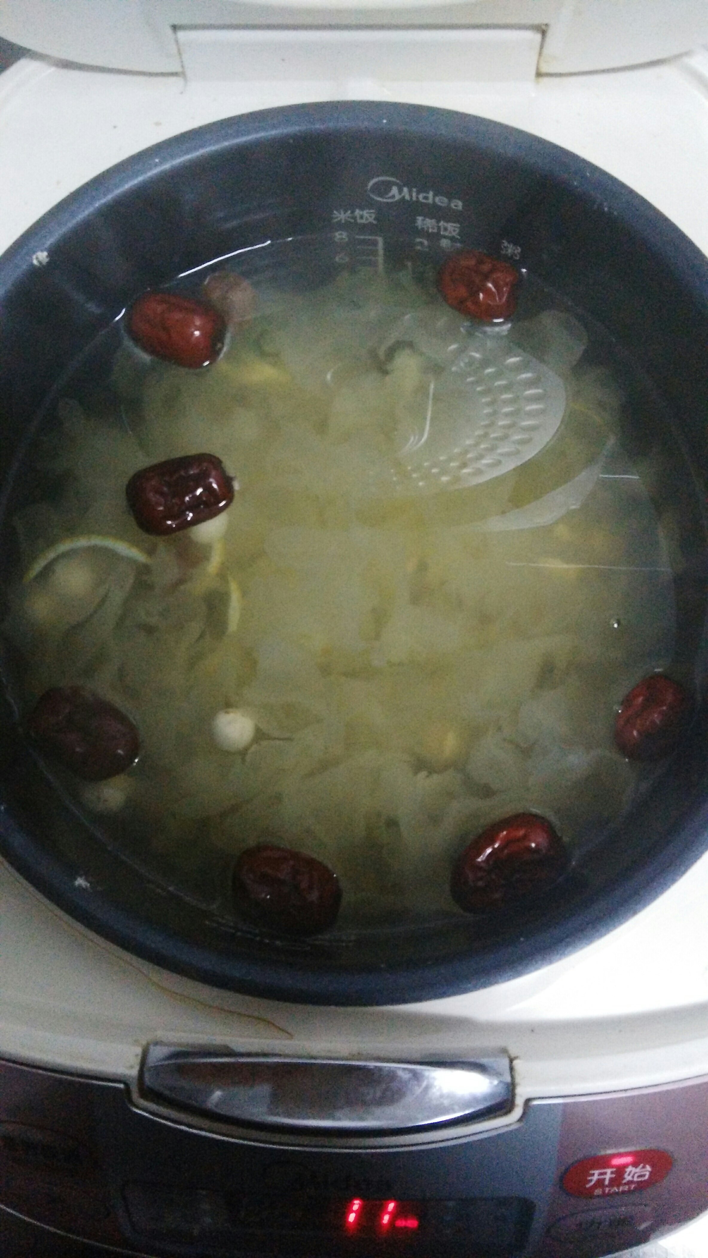 超簡單的銀耳蓮子湯（電飯煲版）的做法 步骤1