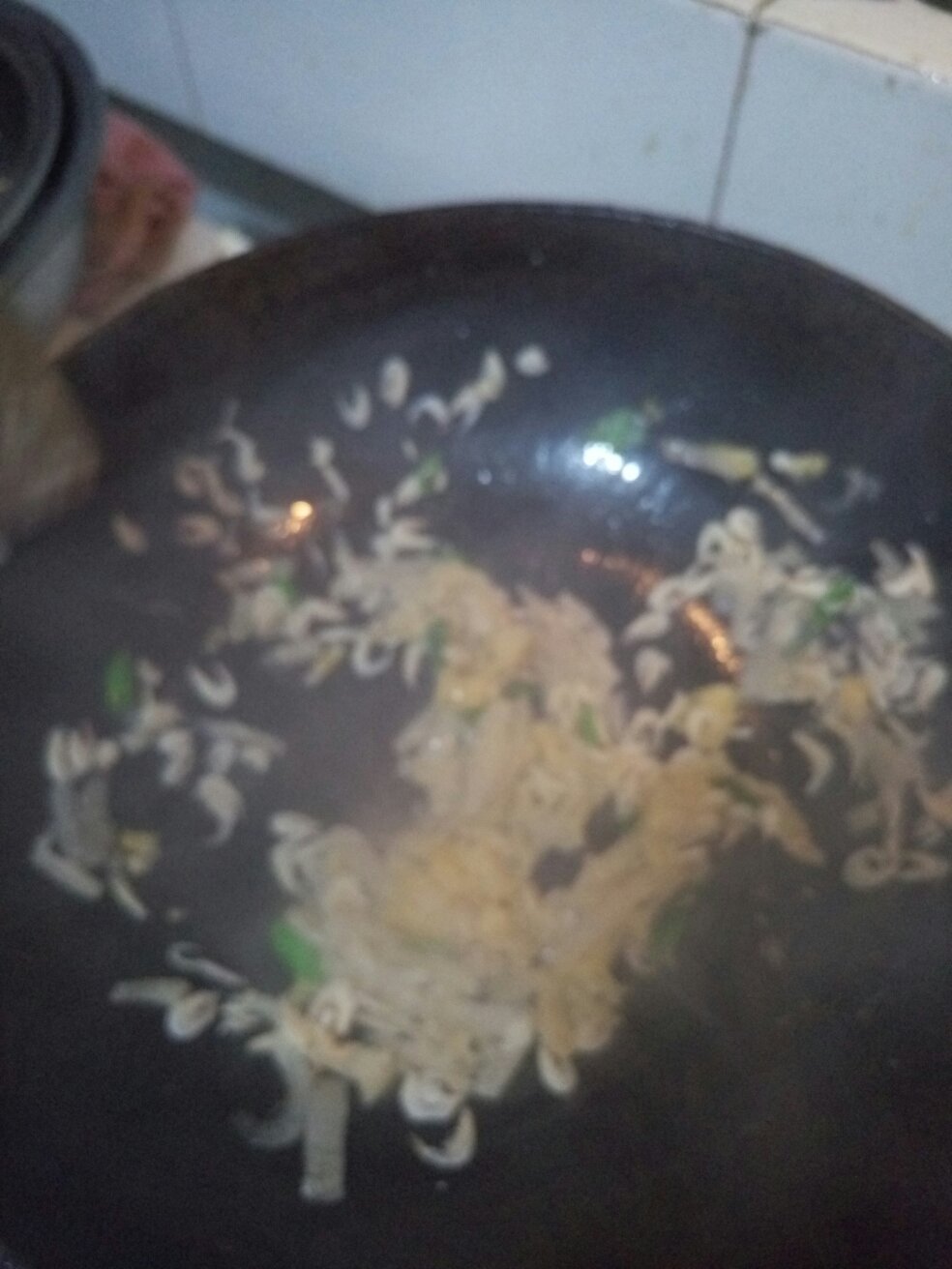 酸菜蝦米粉絲湯的做法 步骤3