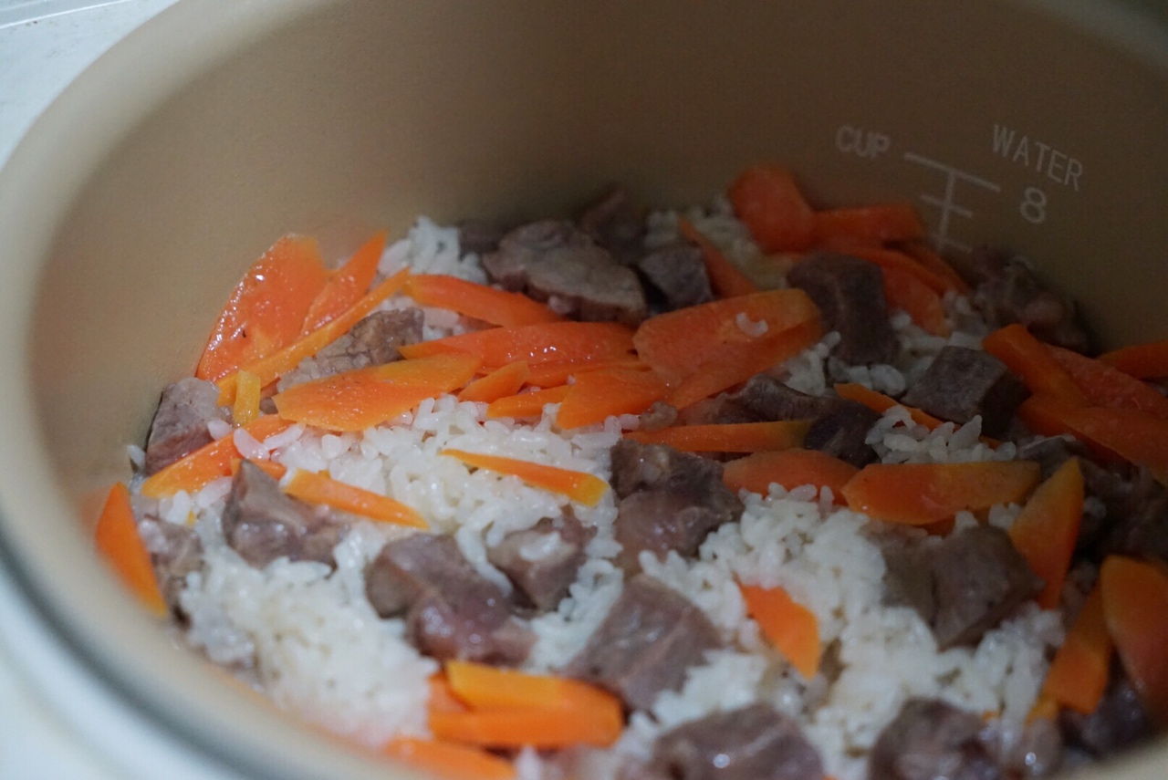 胡蘿卜牛肉燜飯（電鍋版）的做法 步骤1