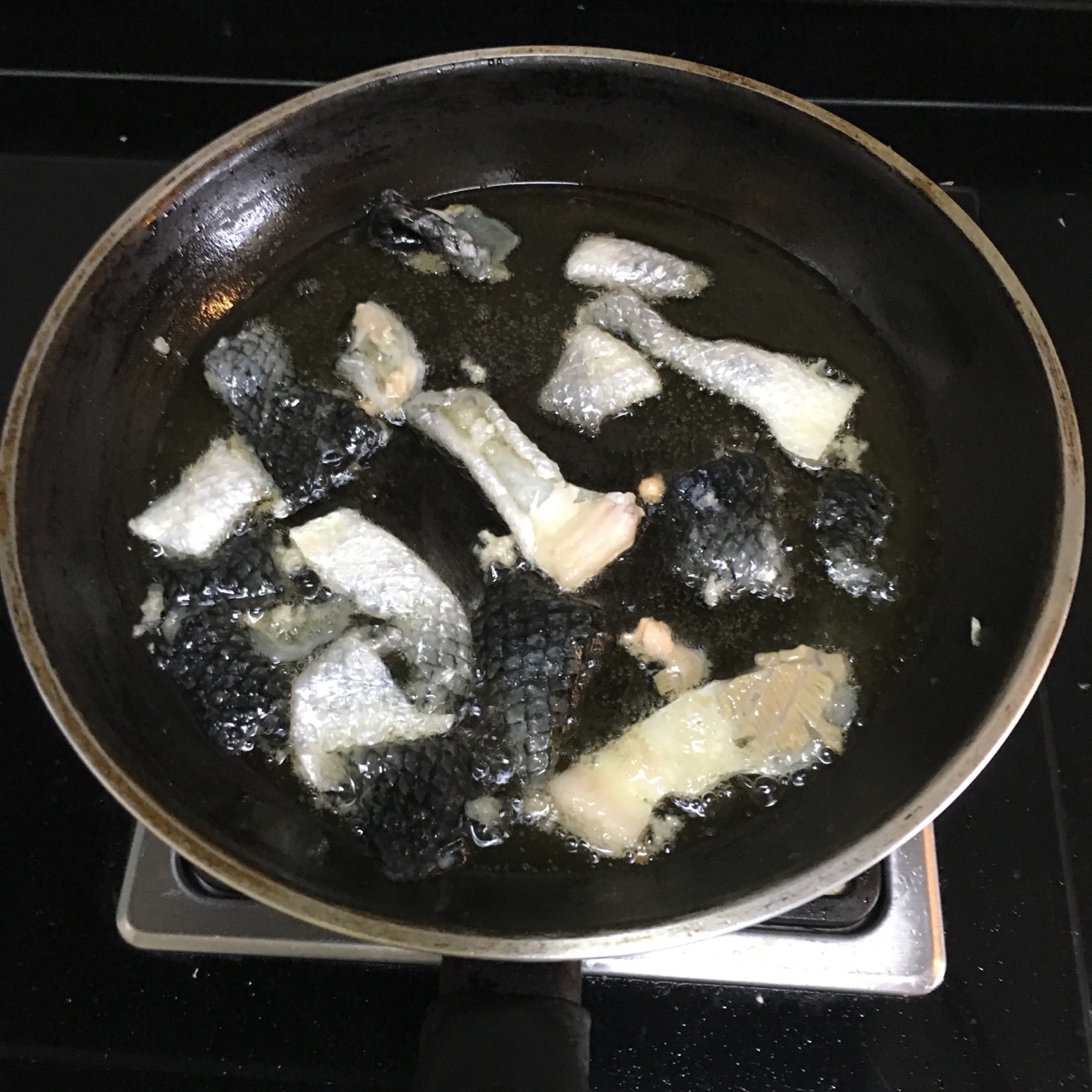 三文魚皮麻辣脆的做法 步骤2