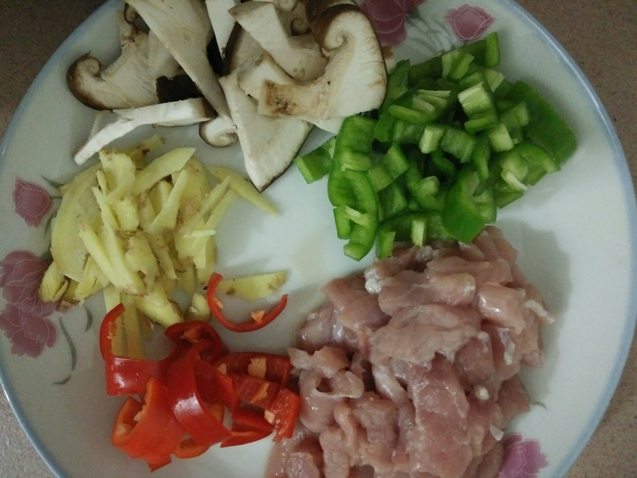 辣椒蘑菇炒肉的做法 步骤1