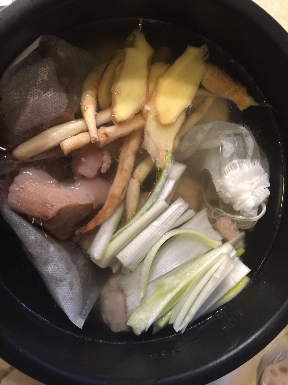 豬蹄炖藕湯的做法 步骤4