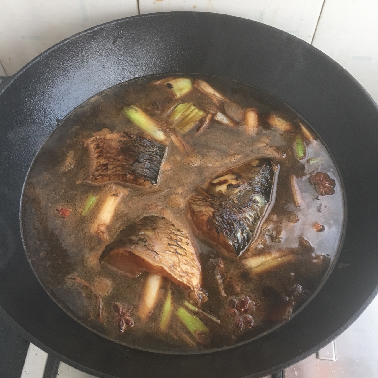 鐵鍋炖魚貼餅子的做法 步骤3