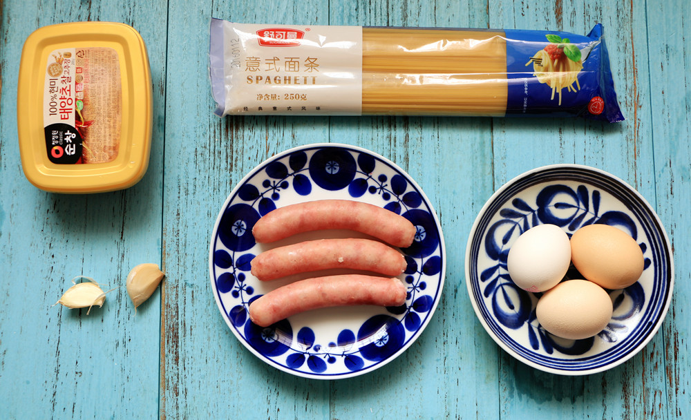 韓式芝士香腸嫩蛋意面的做法 步骤1