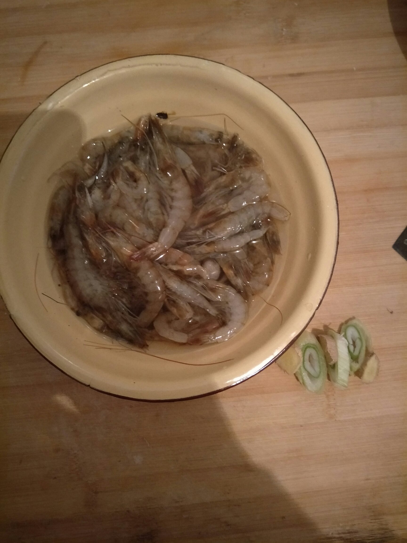 咸菜熬蝦的做法 步骤2