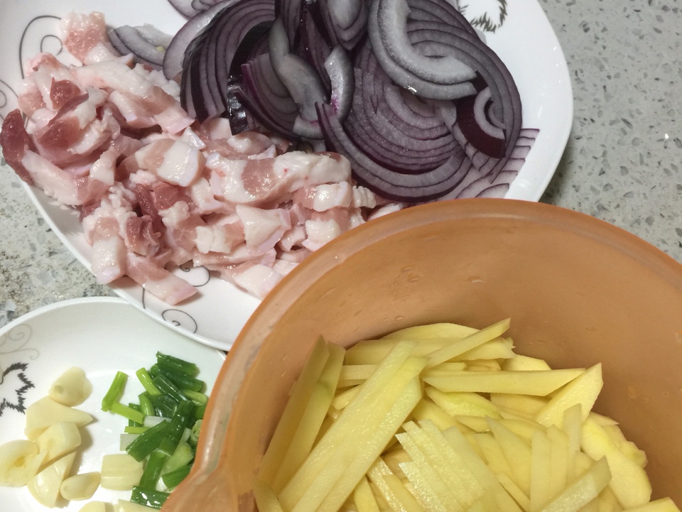 洋蔥土豆炒肉的做法 步骤1