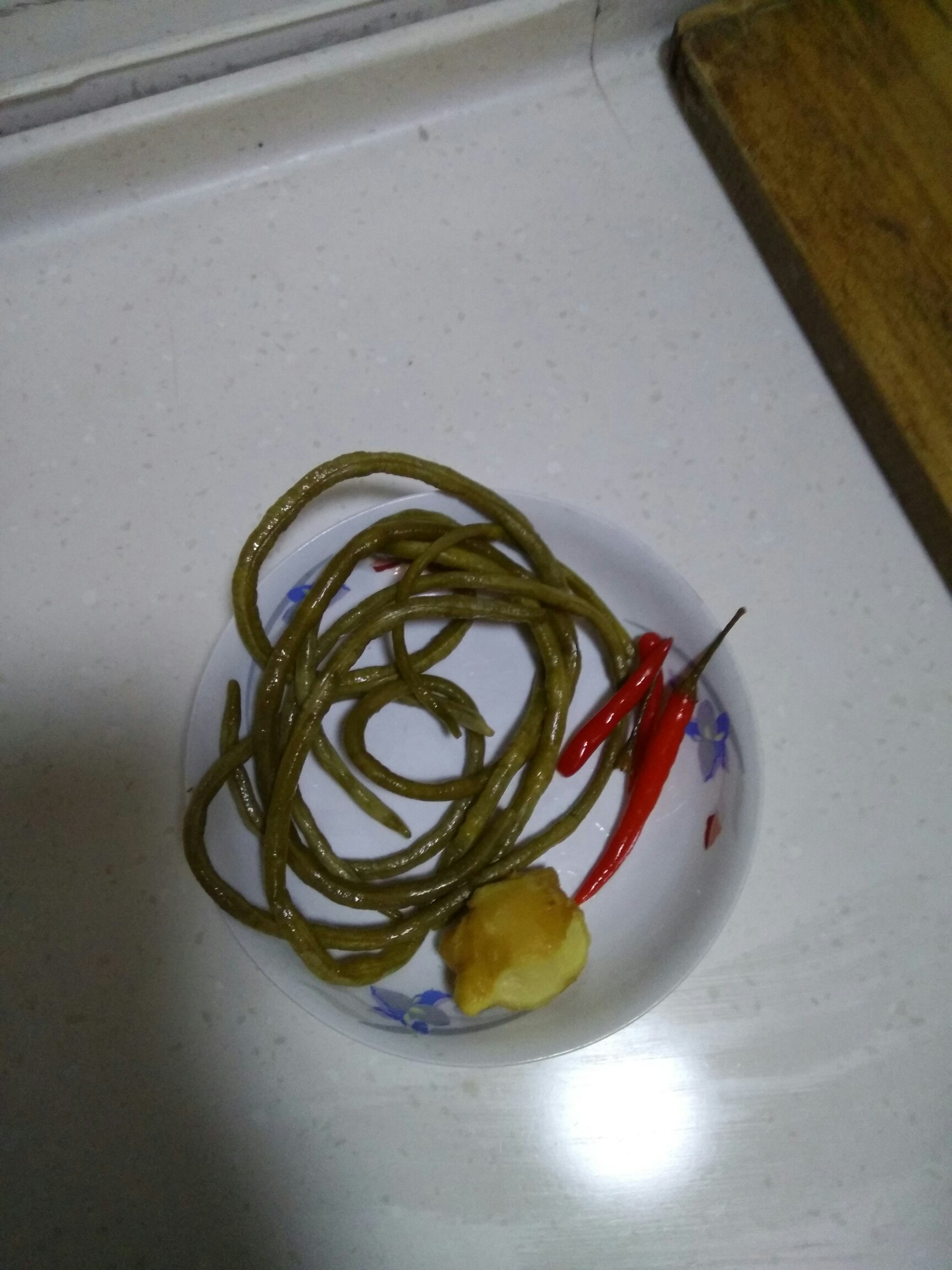 酸豆角炖海梭魚的做法 步骤2