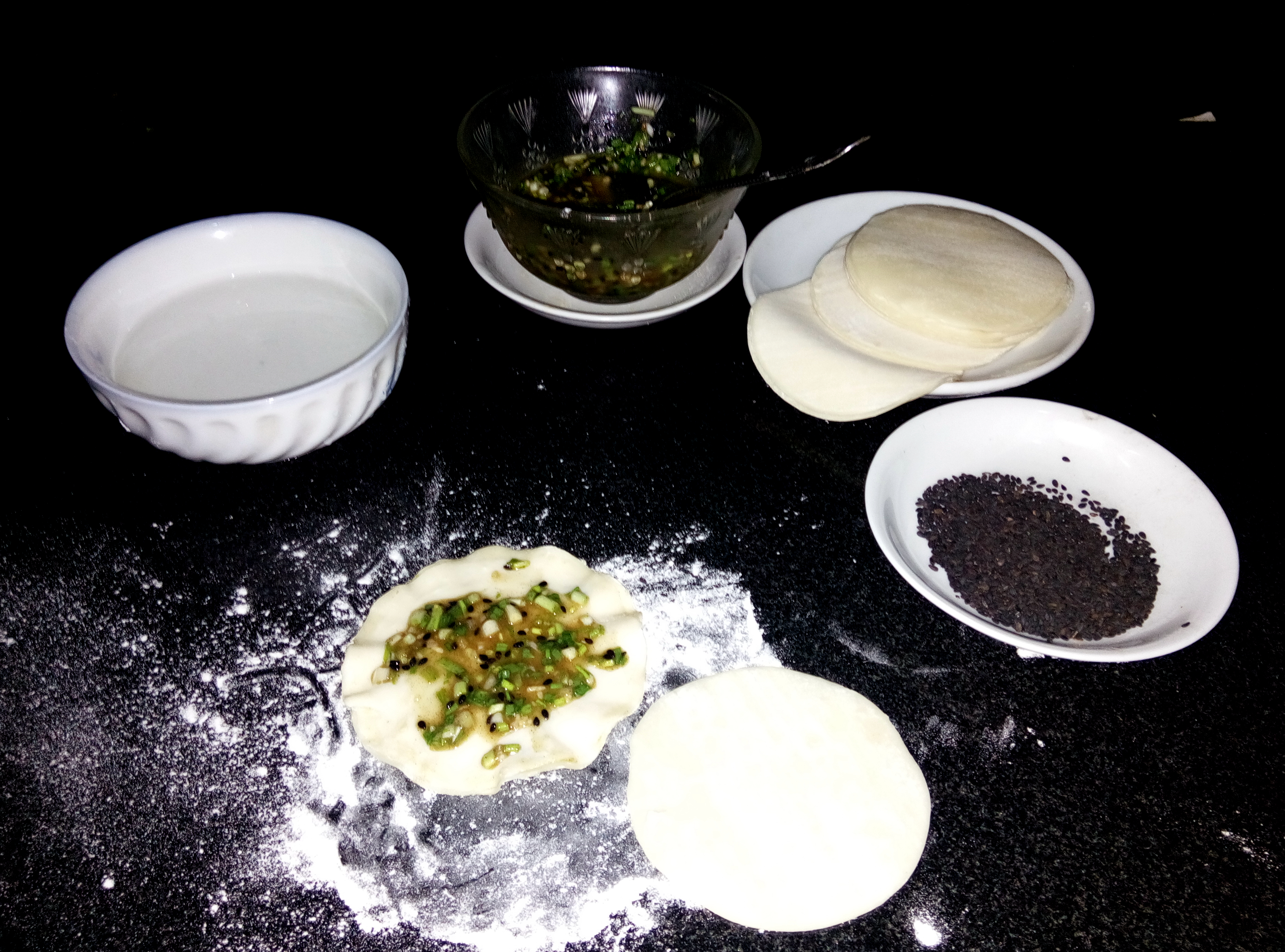 看圖做菜之︰用餃子皮做蔥油餅的做法 步骤3