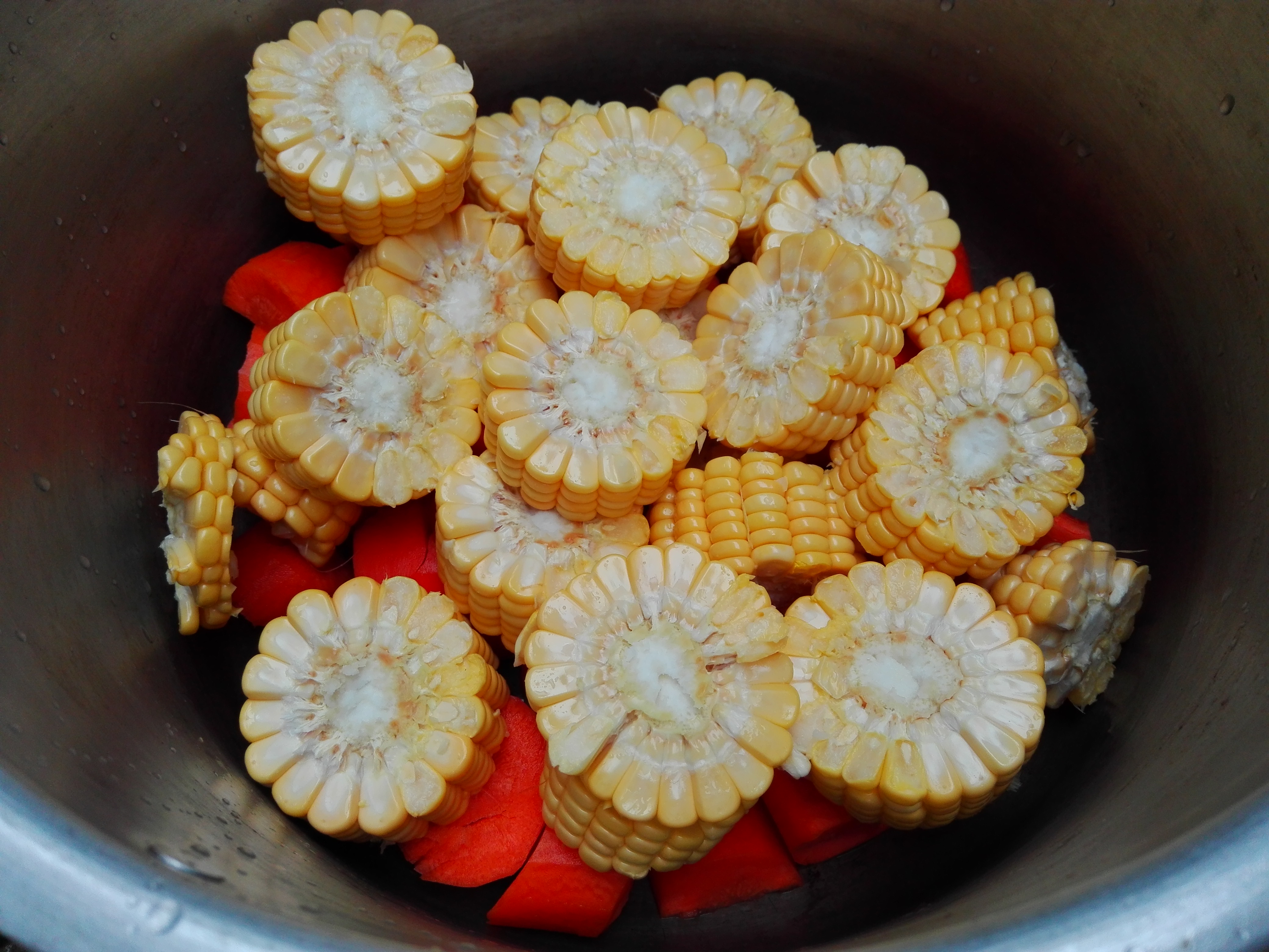 紅蘿卜玉米雞湯的做法 步骤1