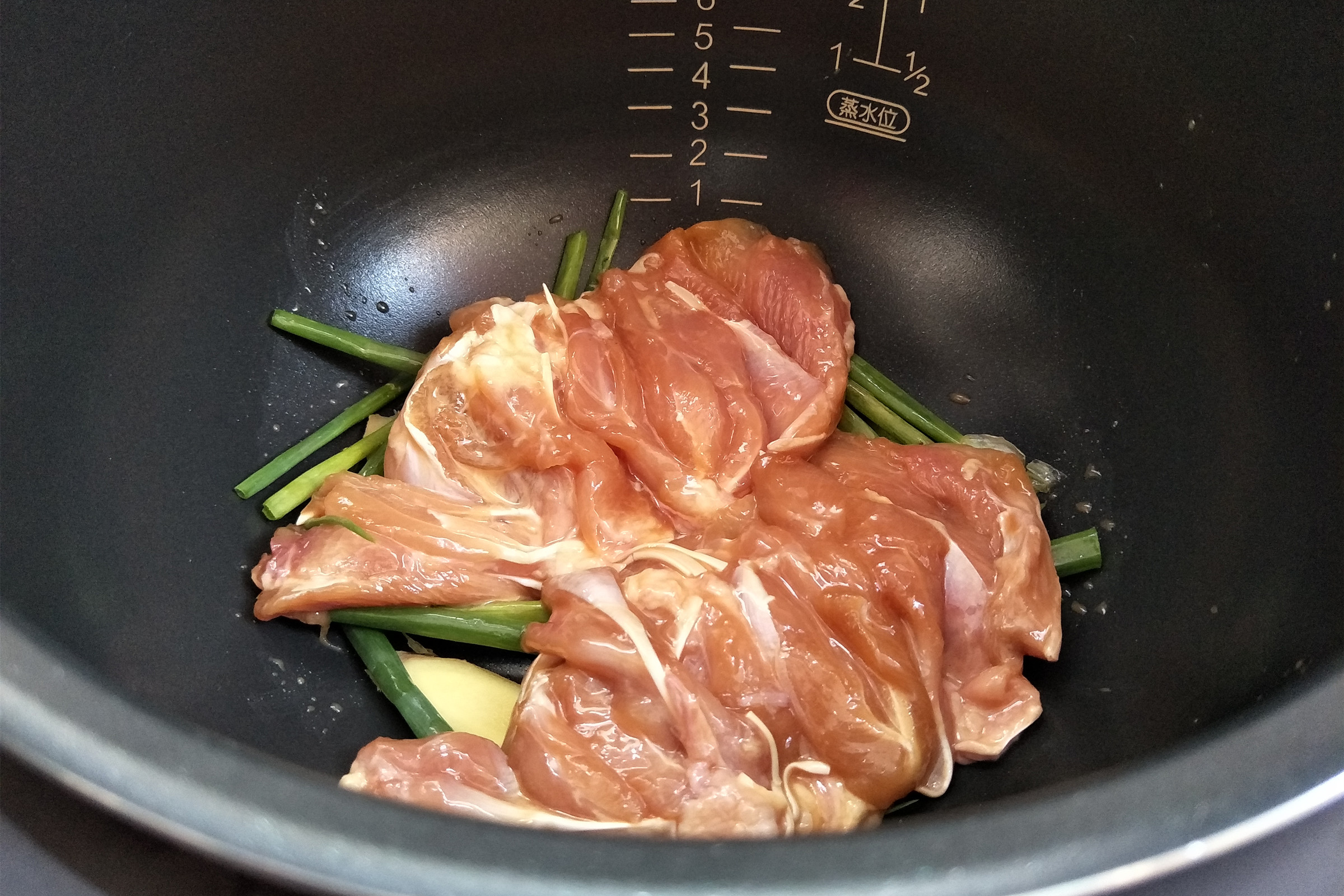 電飯煲【姜蔥焗雞腿】的做法 步骤3