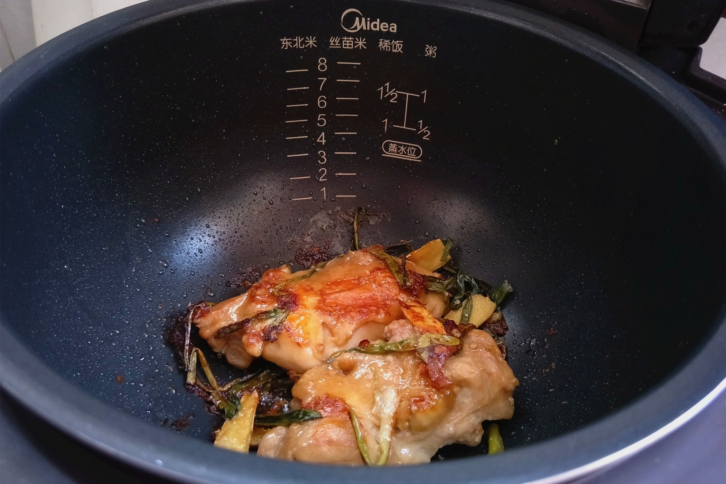 電飯煲【姜蔥焗雞腿】的做法 步骤5