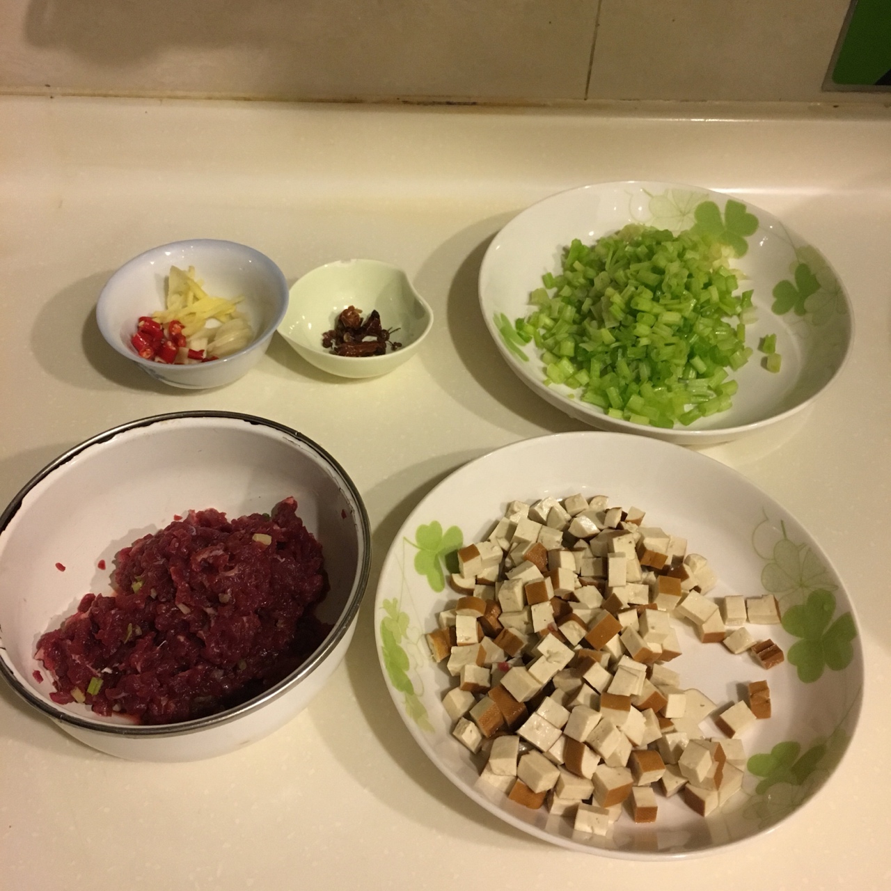 下飯神器︰芹菜香干牛肉沫的做法 步骤1