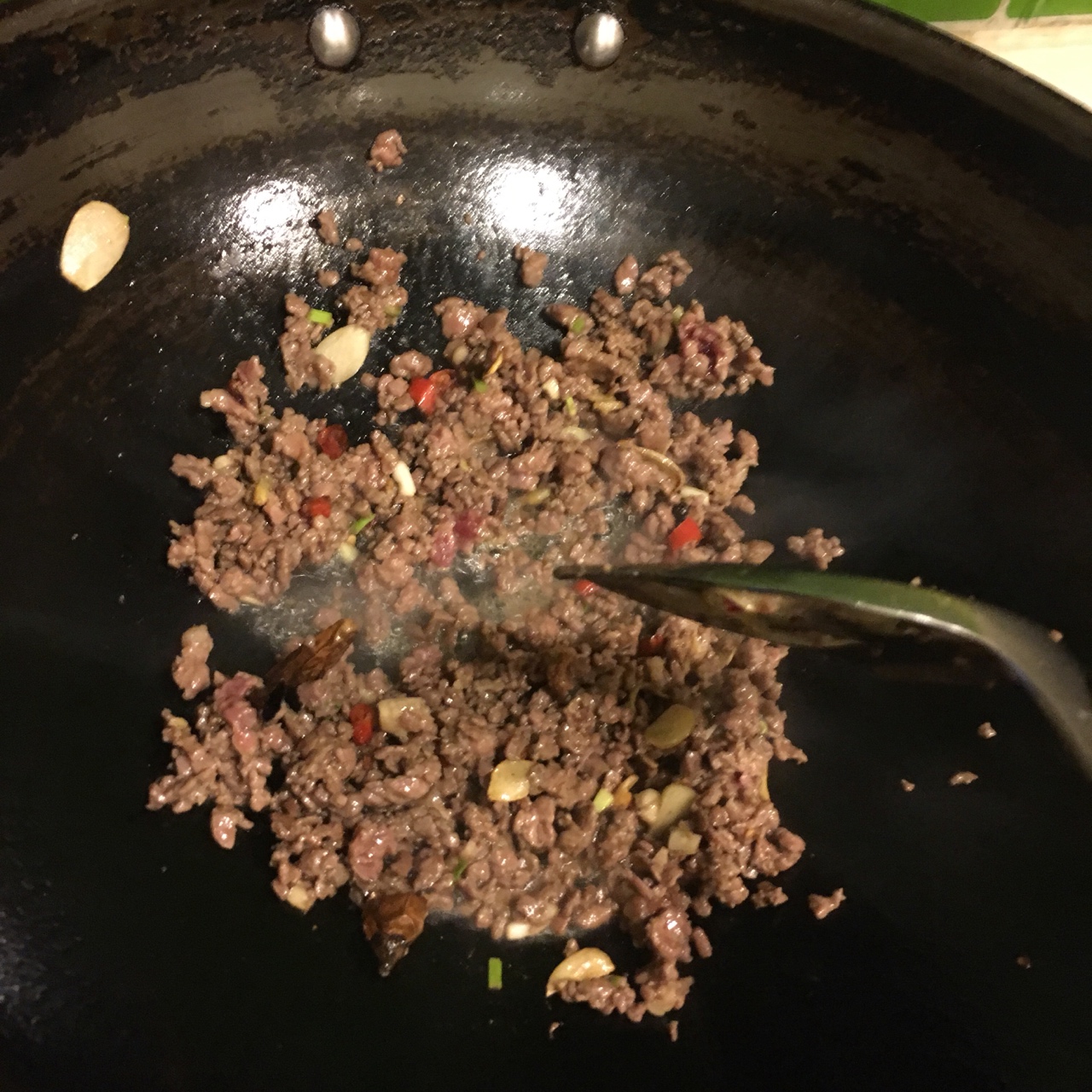 下飯神器︰芹菜香干牛肉沫的做法 步骤3