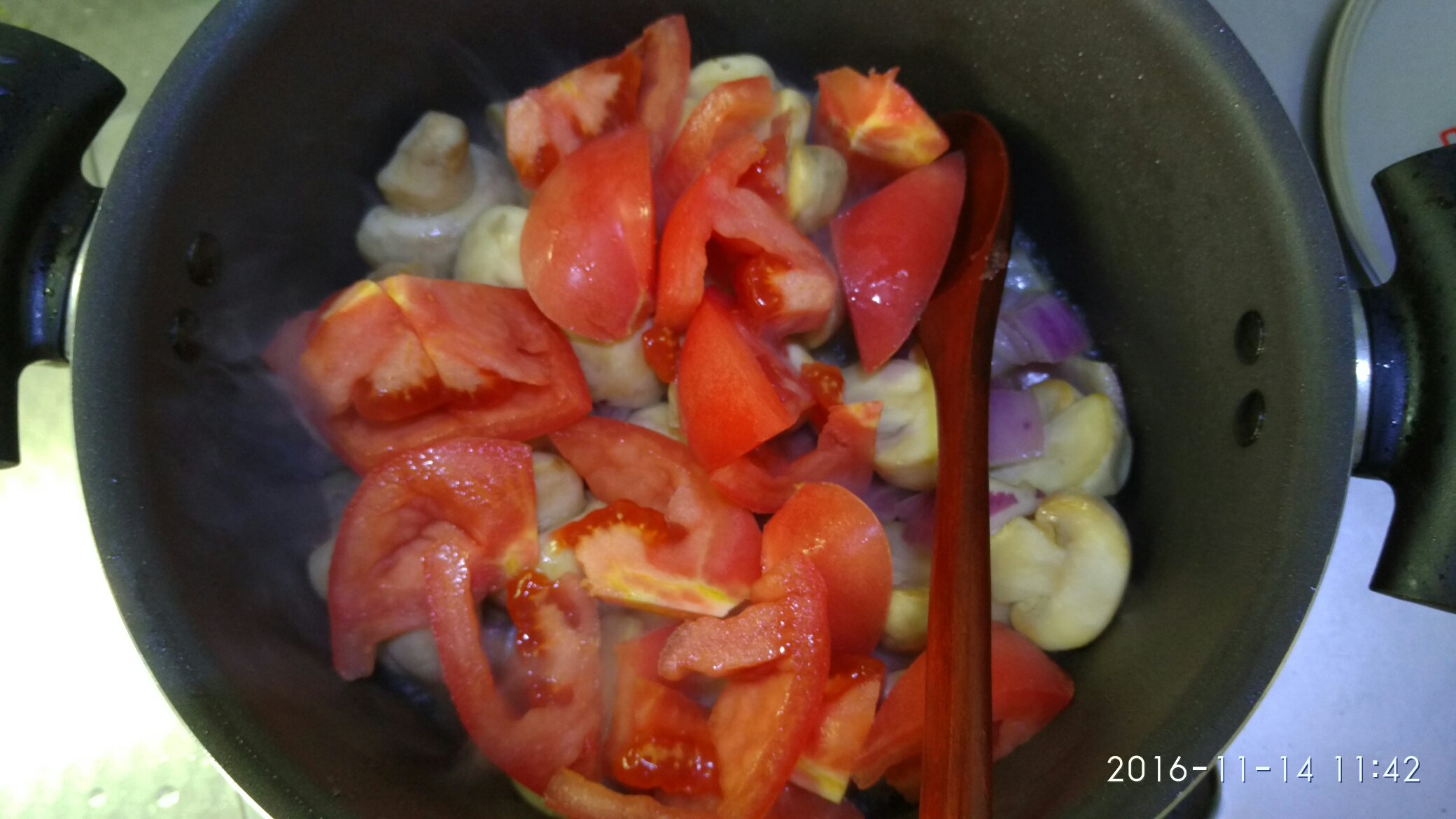 牛肉炖蘑菇番茄胡蘿卜的做法 步骤3