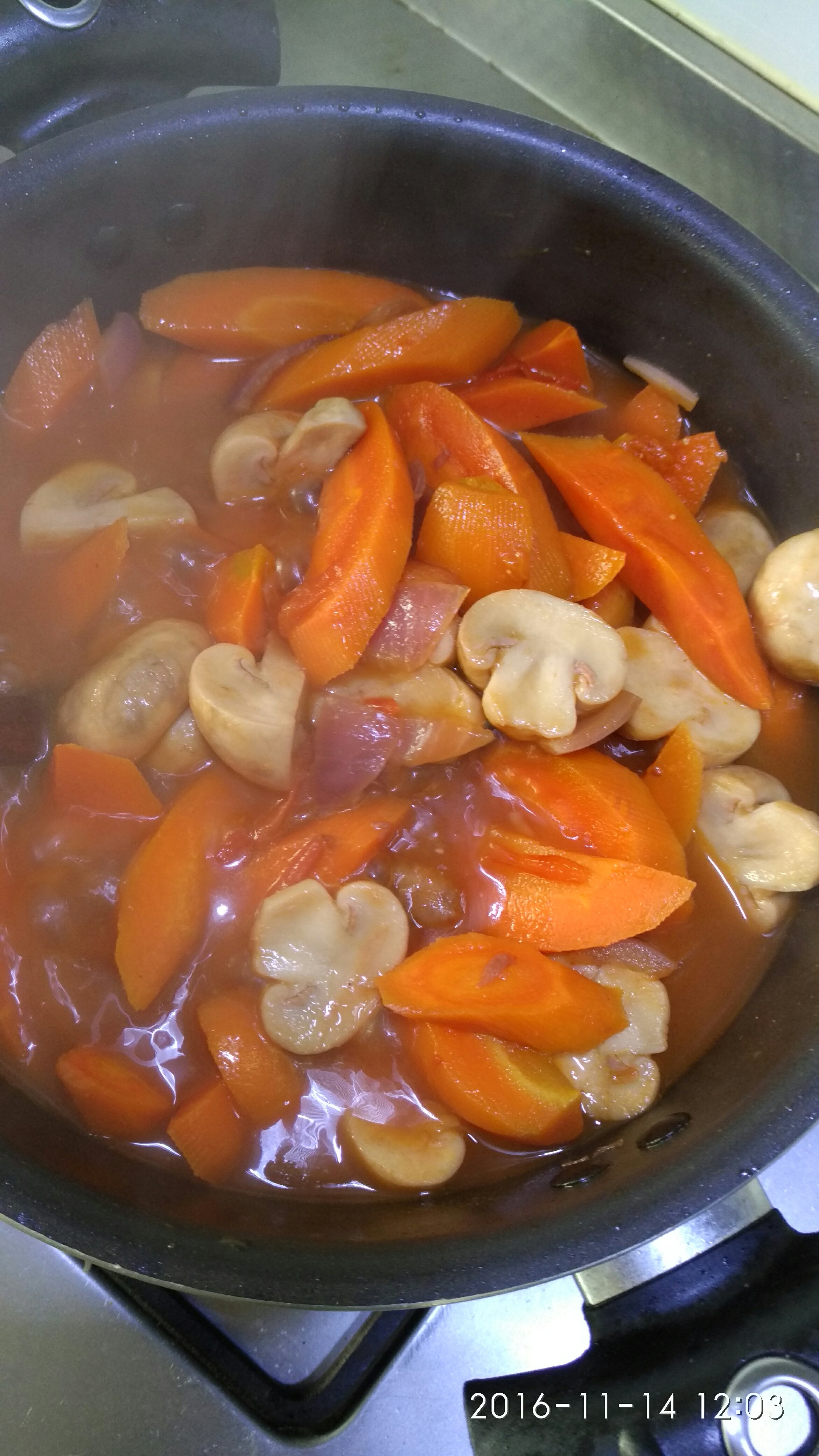 牛肉炖蘑菇番茄胡蘿卜的做法 步骤6