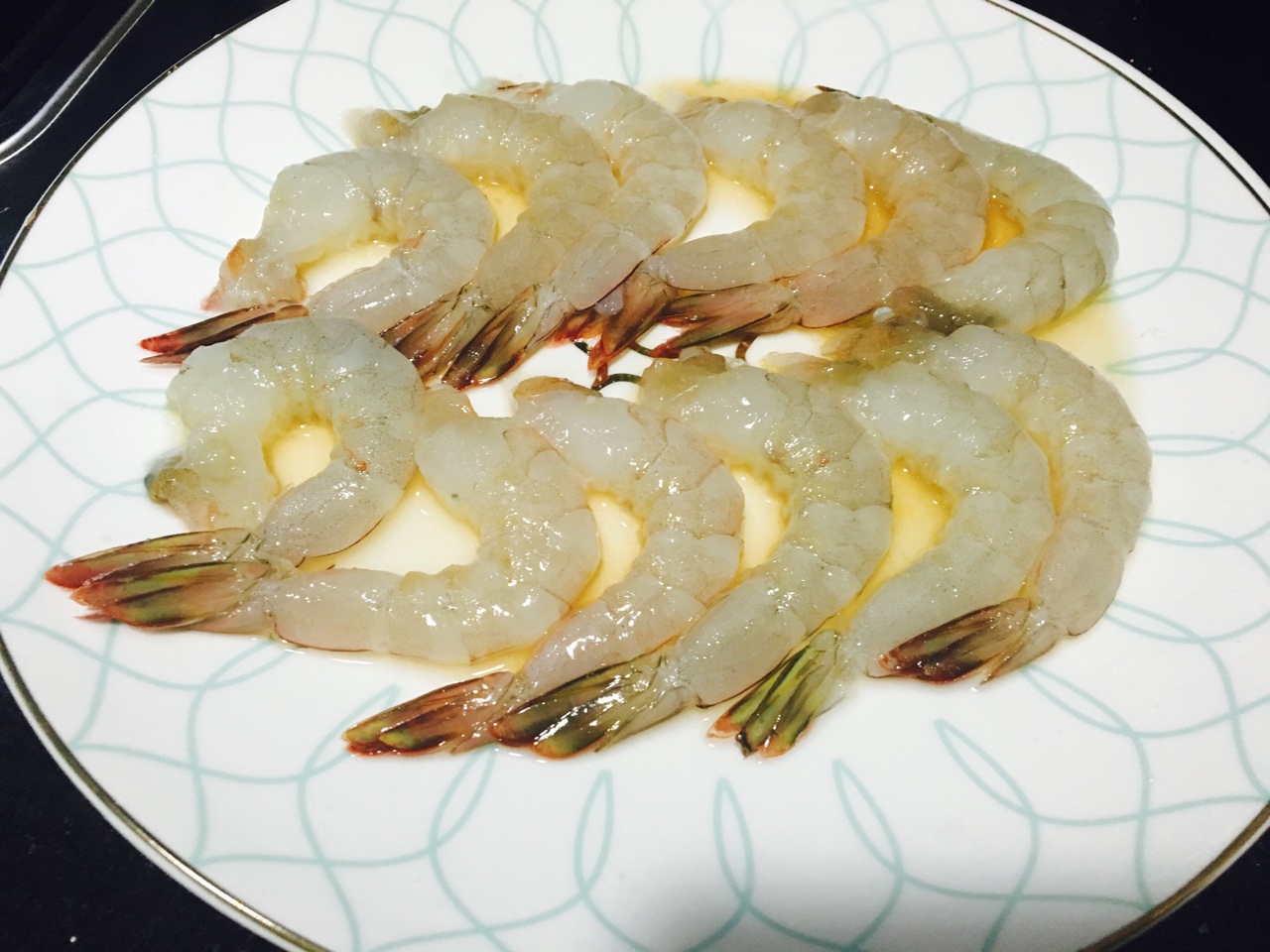 【蝦仁炒青豆】 海蝦個頭比一般的蝦要大一些，適當的加調料要腌制一下會更入味，時令青豆很是軟糯口感甜甜的，兩種食材結合一起很適合老小食用的做法 步骤1