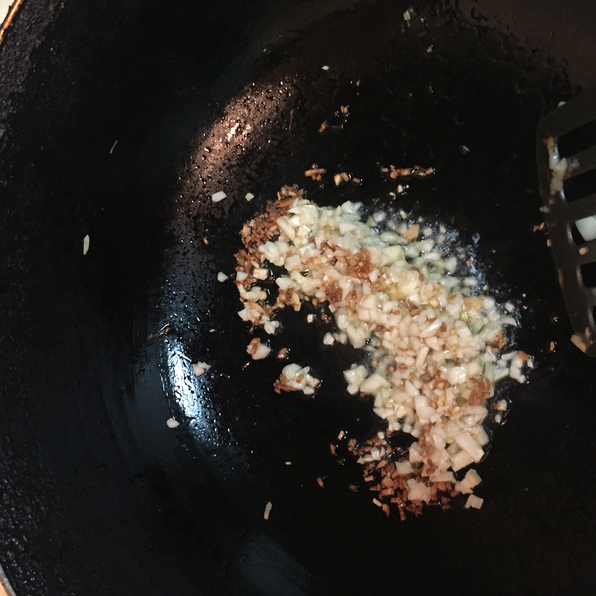 煎三文魚-配炸蒜末姜末的做法 步骤2
