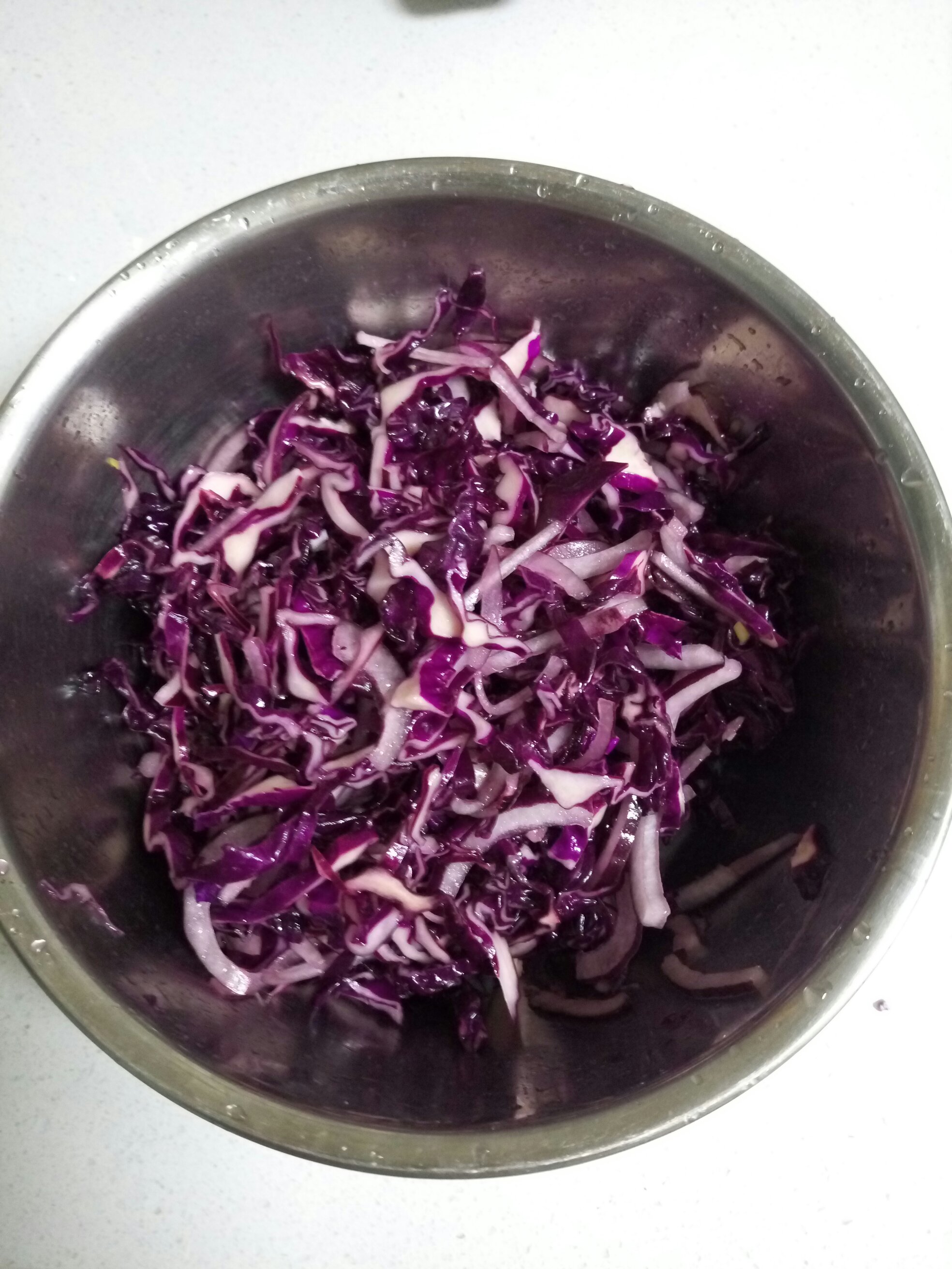 紫甘藍拌洋蔥的做法 步骤2