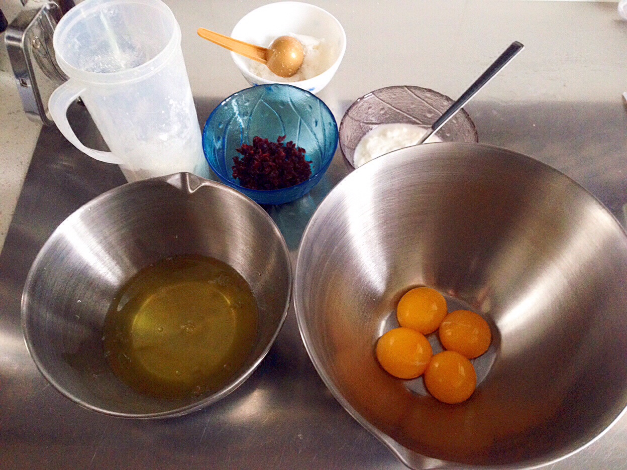蔓越莓酸奶戚風蛋糕的做法 步骤1