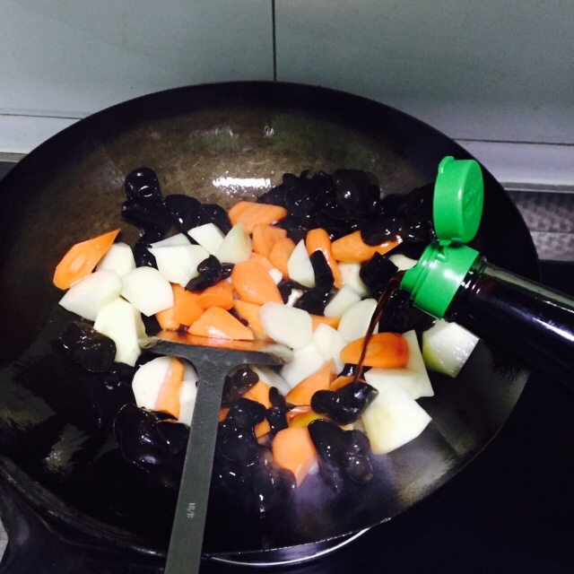 【寶寶愛吃】素食之︰胡蘿卜木耳燒土豆的做法 步骤4