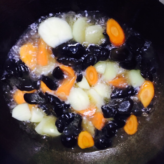 【寶寶愛吃】素食之︰胡蘿卜木耳燒土豆的做法 步骤5