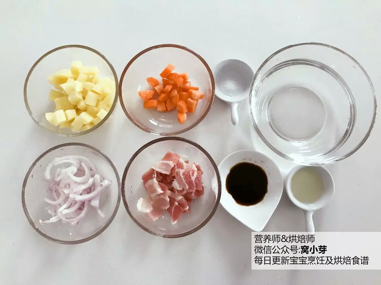 寶寶輔食︰日式土豆炖肉-日本經典的家庭料理，做法簡單，少油鹽，是健康日料的代表之一哦！18M+的做法 步骤1