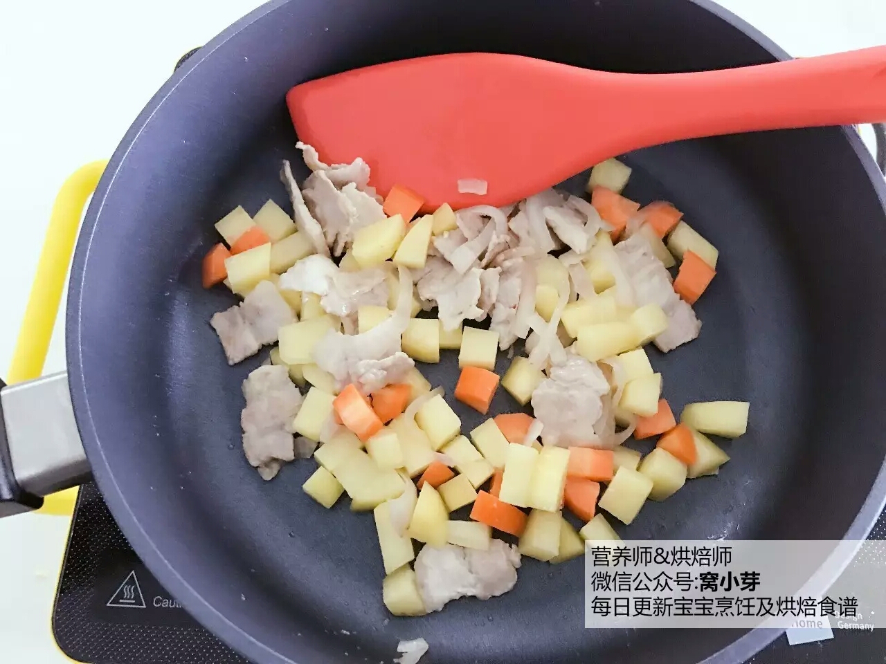 寶寶輔食︰日式土豆炖肉-日本經典的家庭料理，做法簡單，少油鹽，是健康日料的代表之一哦！18M+的做法 步骤4