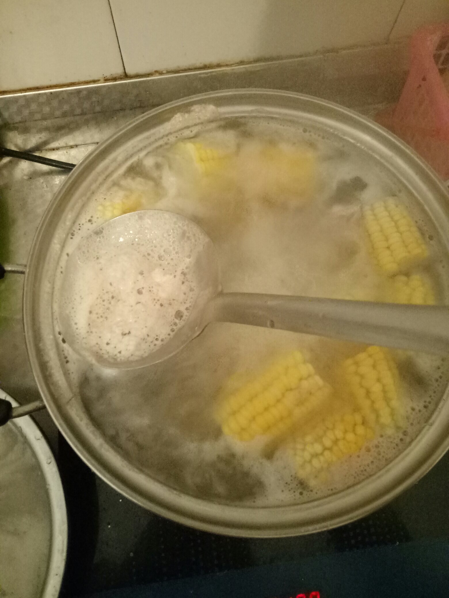 茶樹菇玉米排骨湯的做法 步骤4