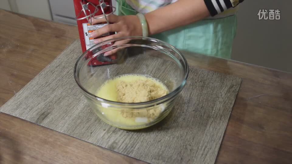 《糯米團子的廚房日記》 藍莓麥芬蛋糕的做法 步骤2