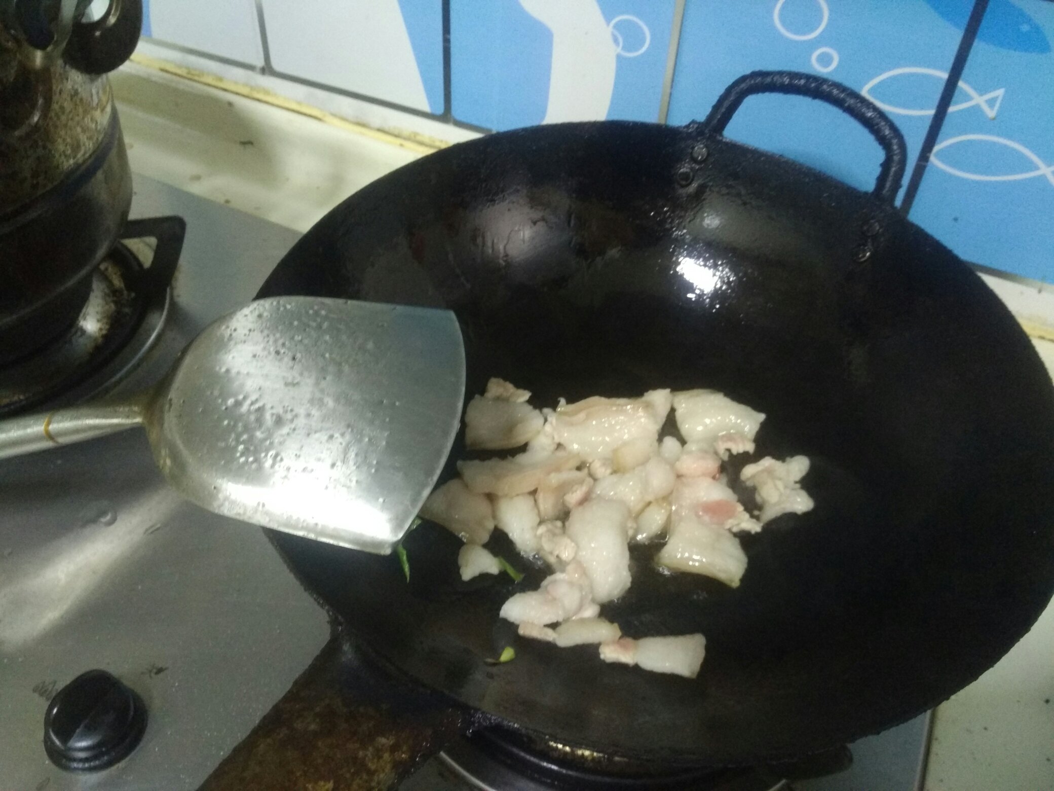 【快手下飯菜】大蒜剁椒炒肉的做法 步骤2