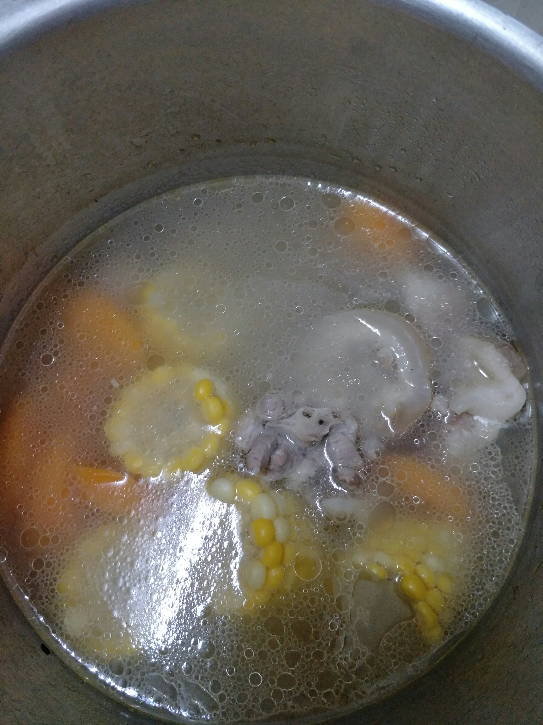 玉米紅蘿卜豬尾湯的做法 步骤1