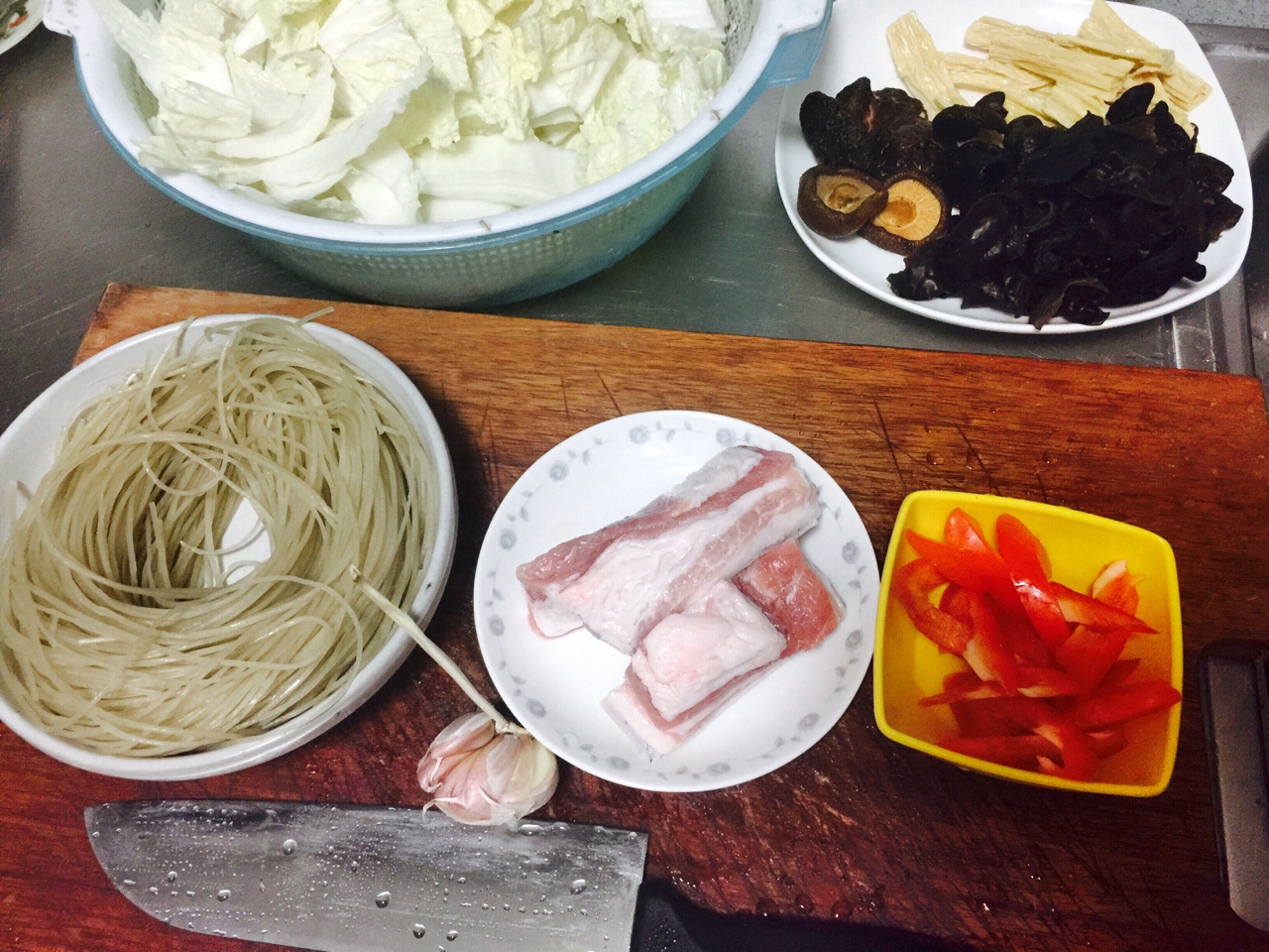 塔吉鍋白菜菌菇炖粉條的做法 步骤1