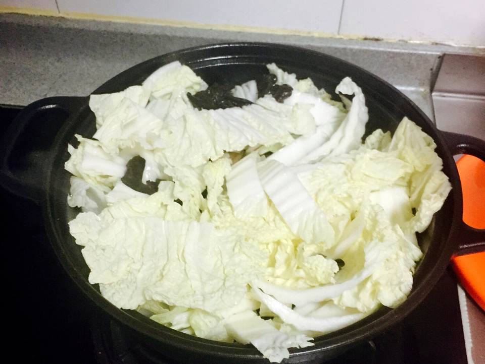 塔吉鍋白菜菌菇炖粉條的做法 步骤4