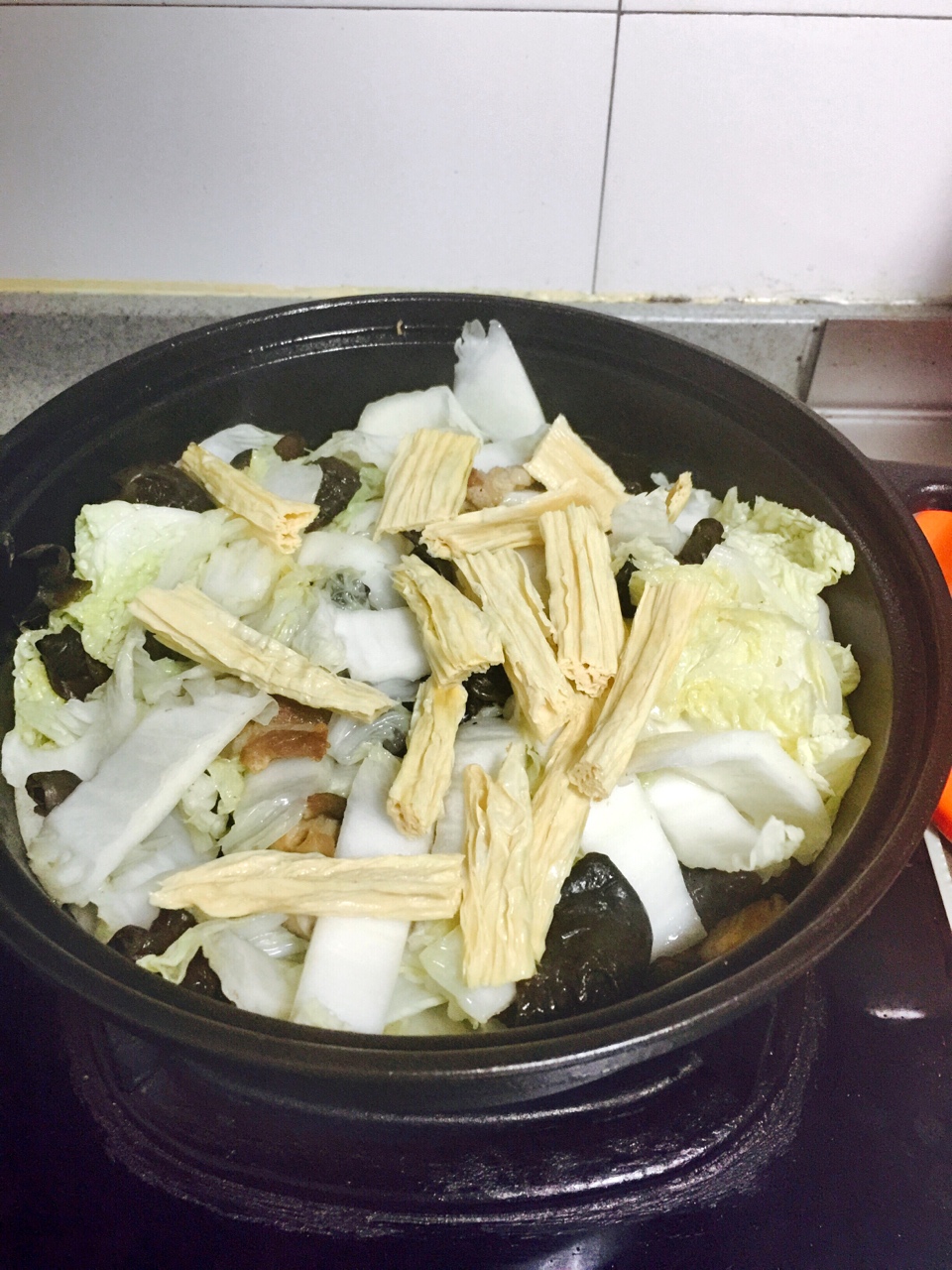 塔吉鍋白菜菌菇炖粉條的做法 步骤5
