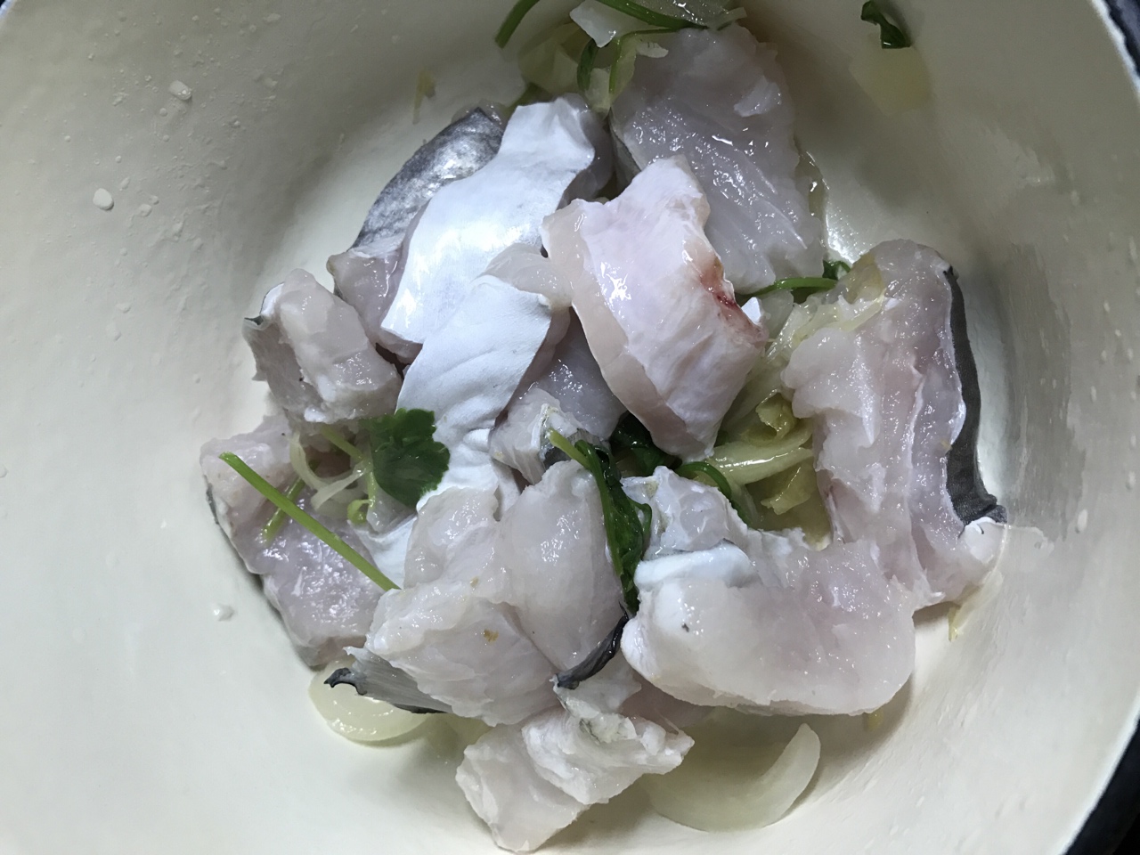 鑄鐵鍋無水燜白鰻魚的做法 步骤3