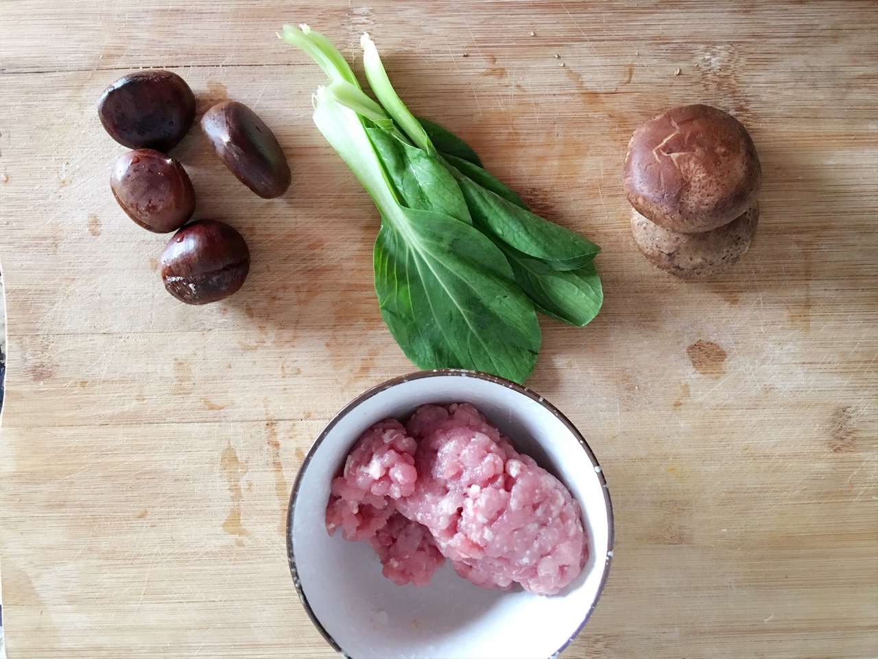 青菜板栗香菇小餛飩寶寶輔食的做法 步骤1