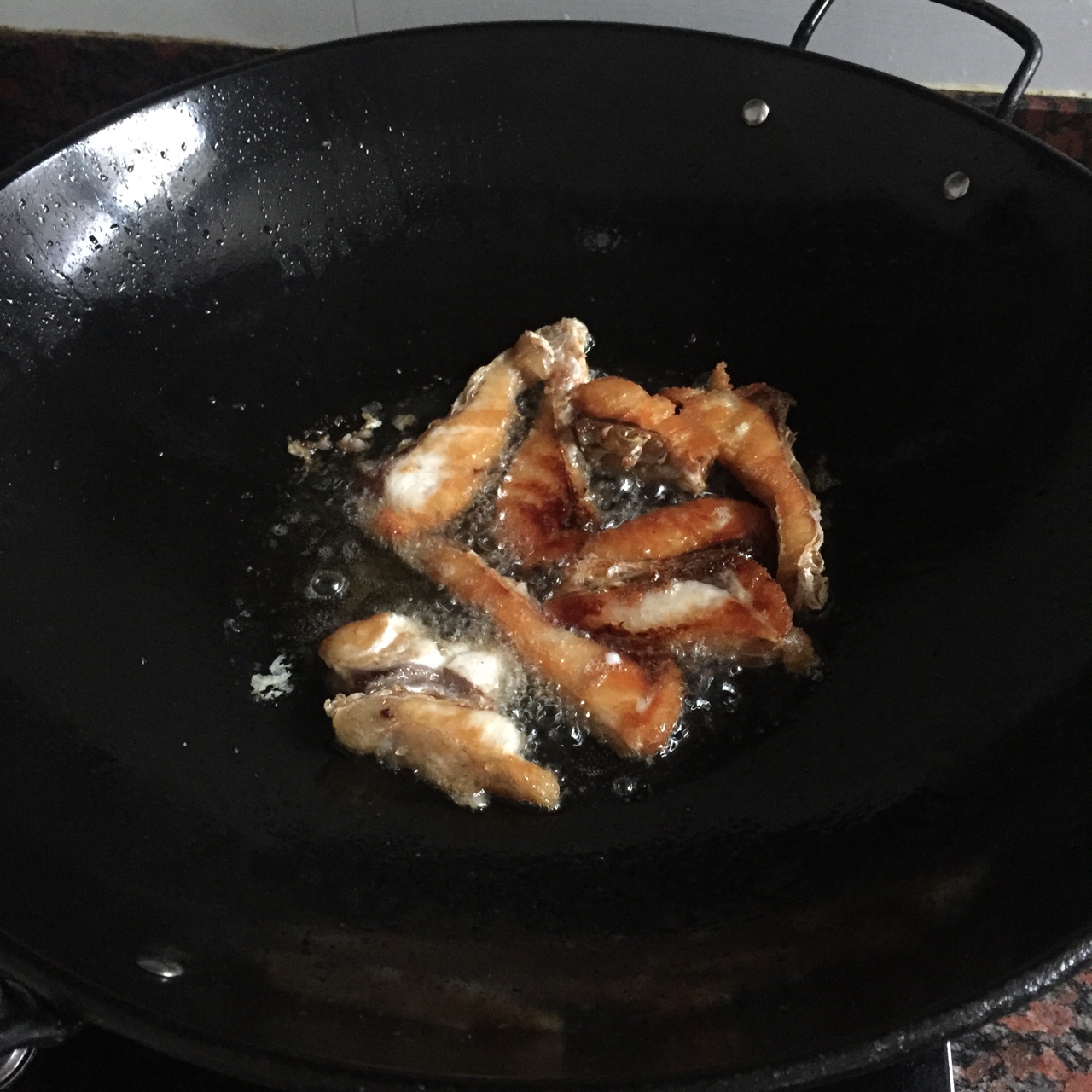 大蒜姜燜草魚的做法 步骤1