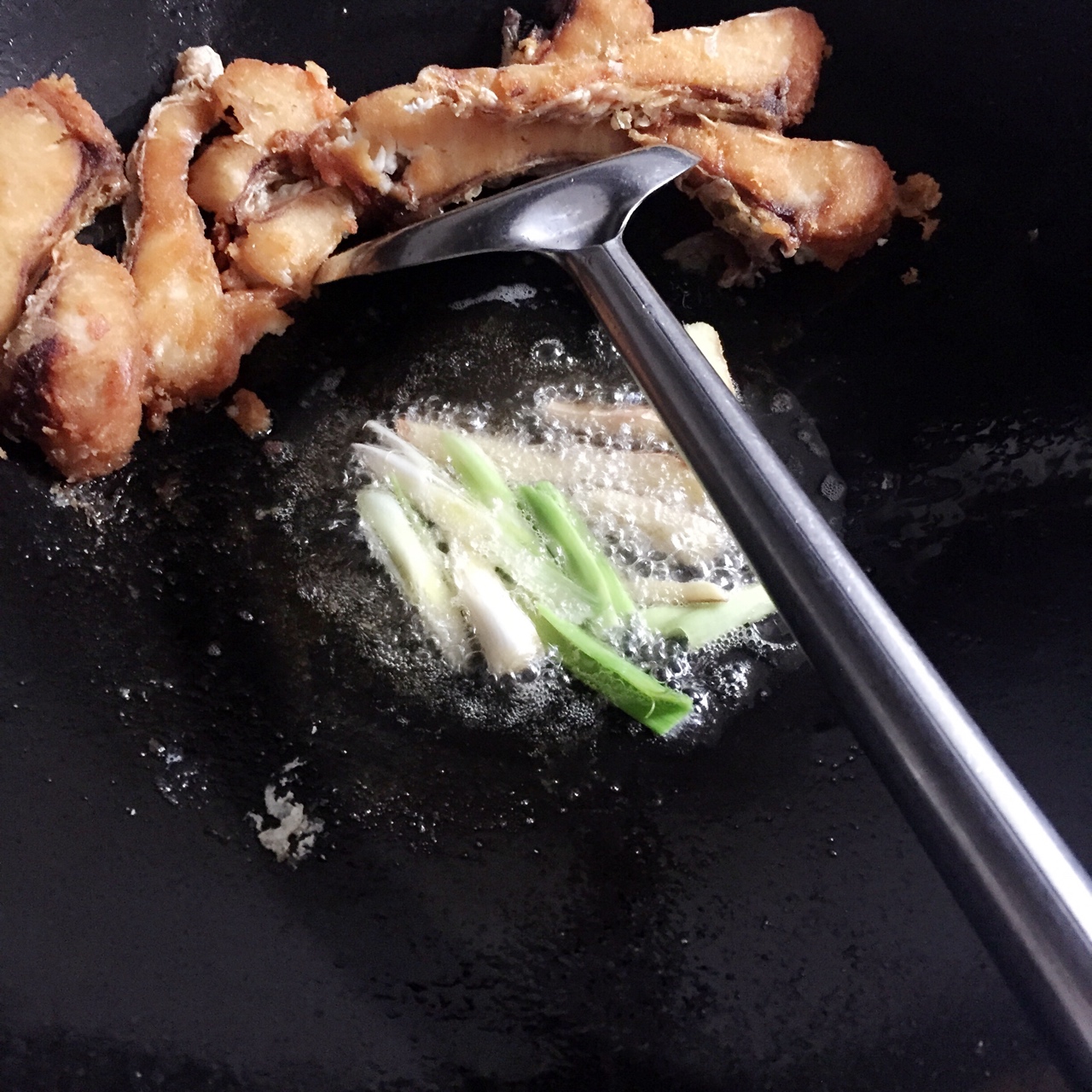大蒜姜燜草魚的做法 步骤2