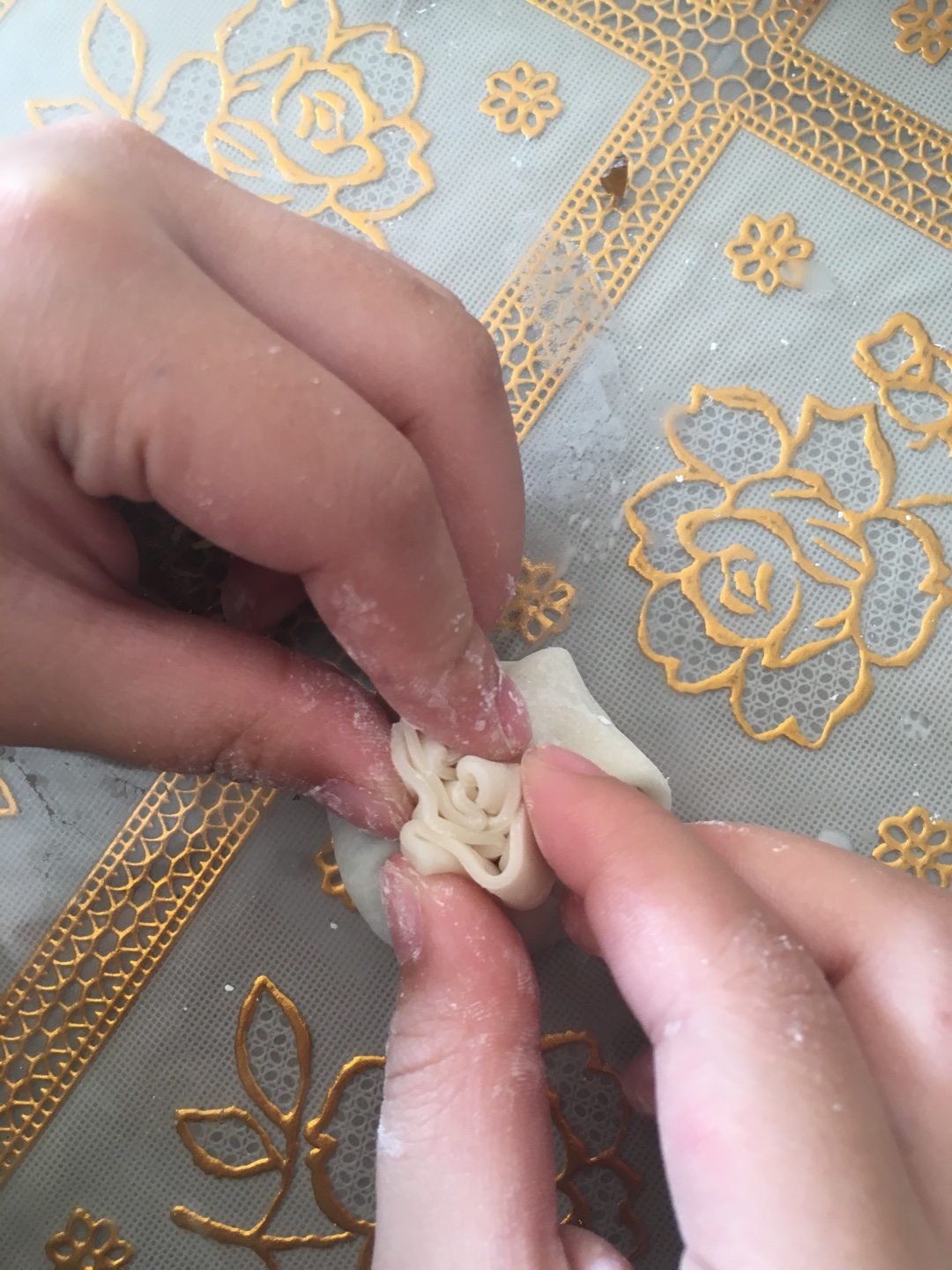 7歲小朋友教你如何用餃子皮做燒麥的做法 步骤6