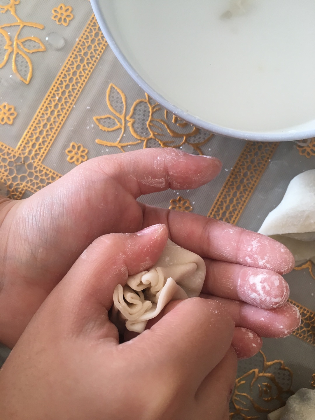 7歲小朋友教你如何用餃子皮做燒麥的做法 步骤7