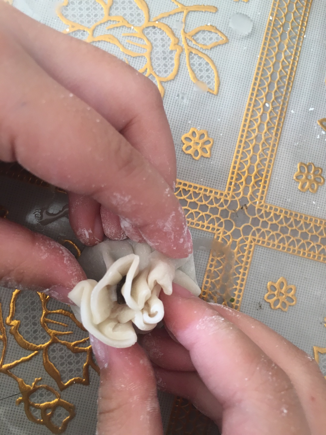 7歲小朋友教你如何用餃子皮做燒麥的做法 步骤8