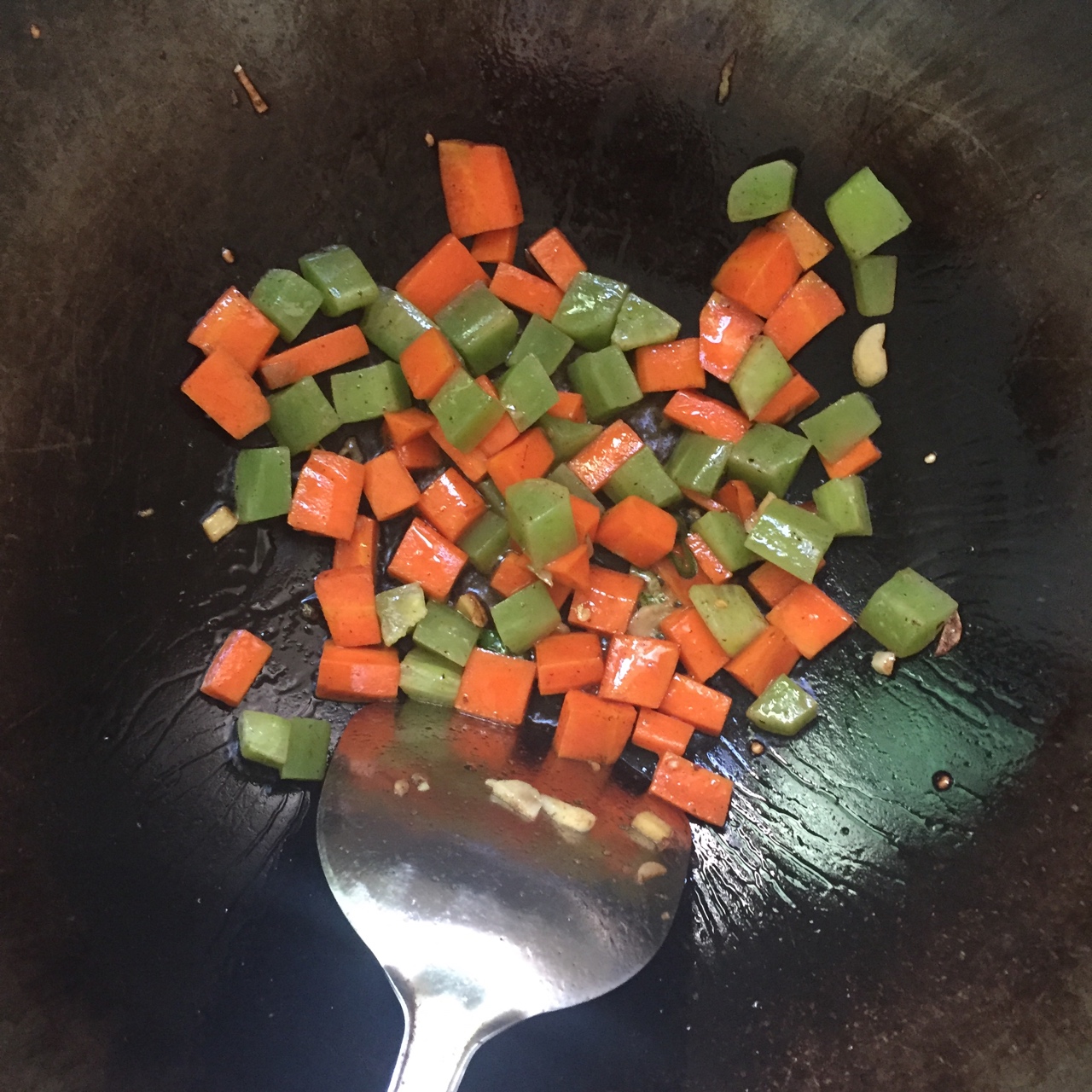 胡蘿卜萵苣燒雞腿的做法 步骤4