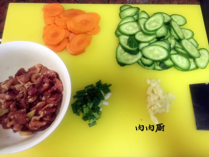 青瓜紅蘿卜炒肉片#肉肉廚的做法 步骤1