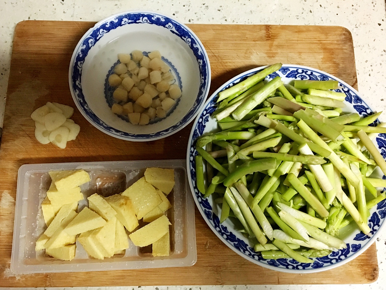 清炒蘆筍的做法 步骤1