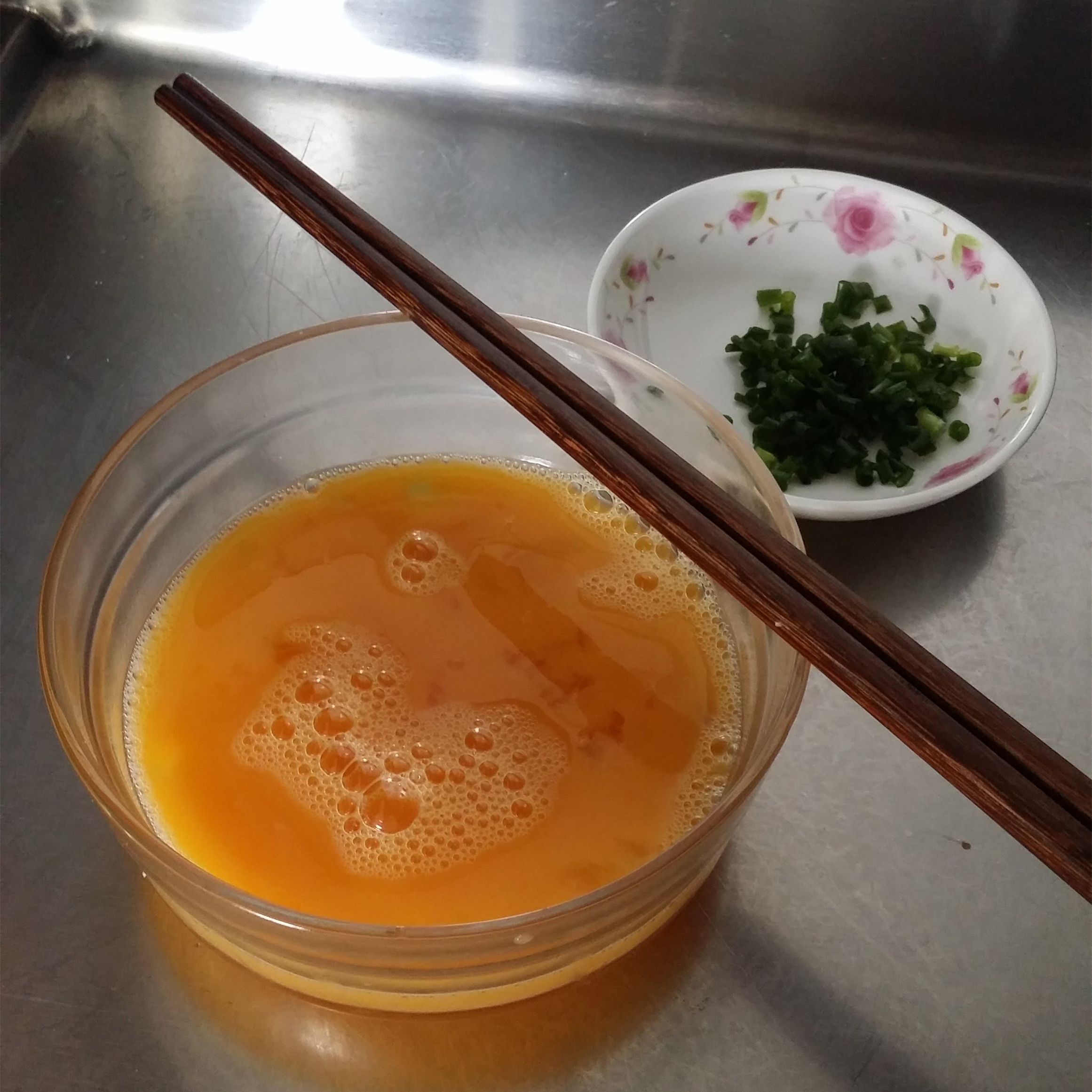 蛋黃醬炒蝦煎蛋餅蓋飯的做法 步骤1