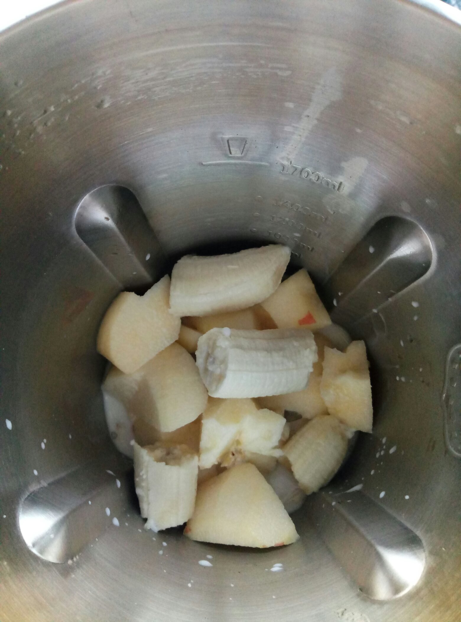 破壁機食譜:蘋果香蕉奶汁的做法 步骤1