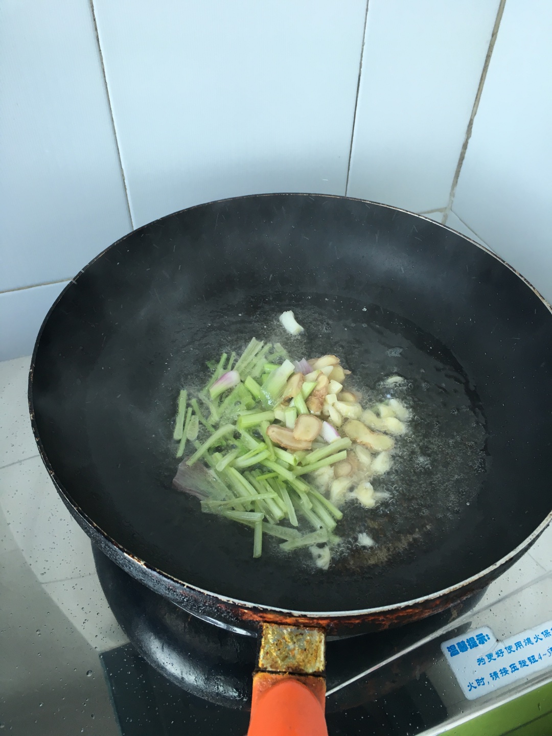 超下飯姜蔥爆蝦的做法 步骤6