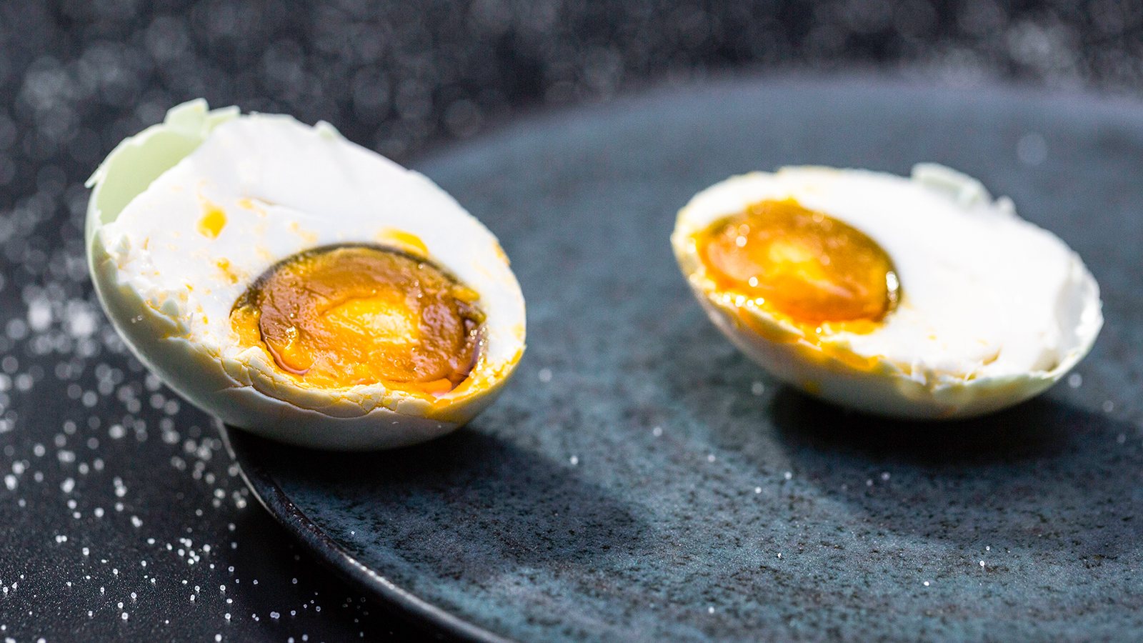 咸鴨蛋∣美食台的做法 步骤2